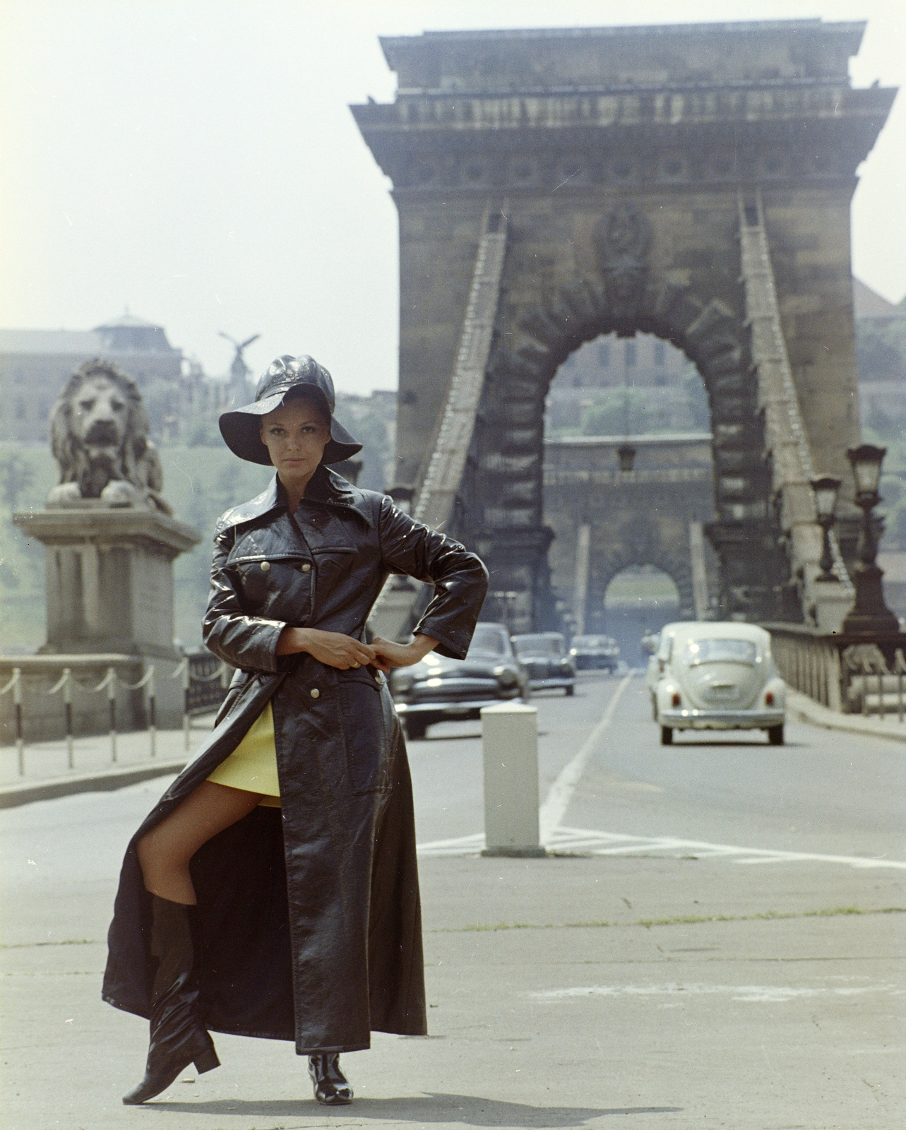 Hungary, Budapest V., Széchenyi István (Roosevelt) tér, szemben a Széchenyi Lánchíd. Takács Zsuzsa manöken., 1970, FŐFOTÓ, Budapest, colorful, akimbo, fashion photo, leather jacket, Fortepan #214496