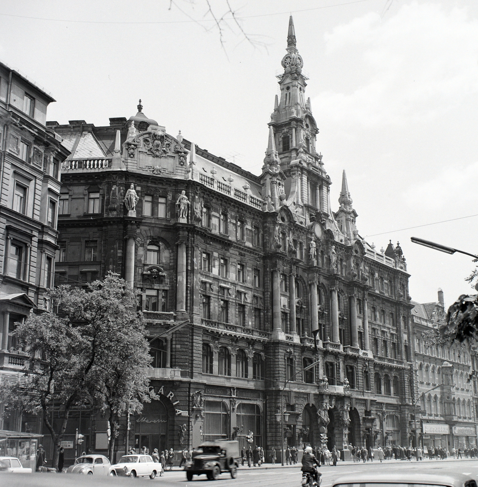 Magyarország, Budapest VII., Erzsébet (Lenin) körút 9-11., New York palota, Hungária (korábban és ma New York) kávéház., 1970, FŐFOTÓ, kávéház, GAZ 69, Budapest, Fortepan #214504