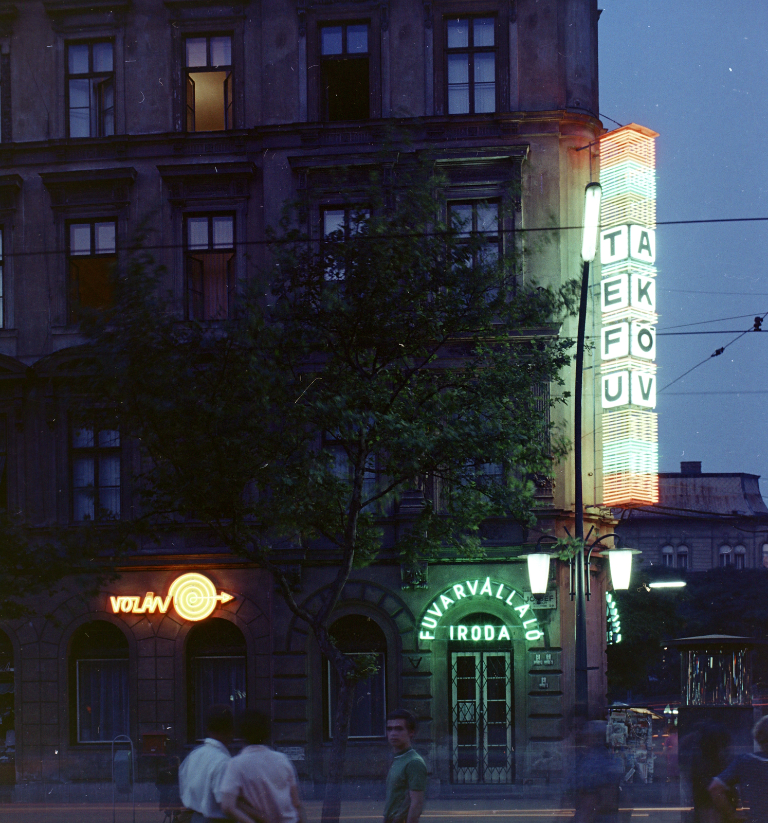 Magyarország, Budapest VIII., József körút 50., a VOLÁN 1. sz. Vállalat Fuvarvállaló Irodája. Jobbra a Harminckettesek tere., 1970, FŐFOTÓ, neonreklám, Budapest, Fortepan #214510