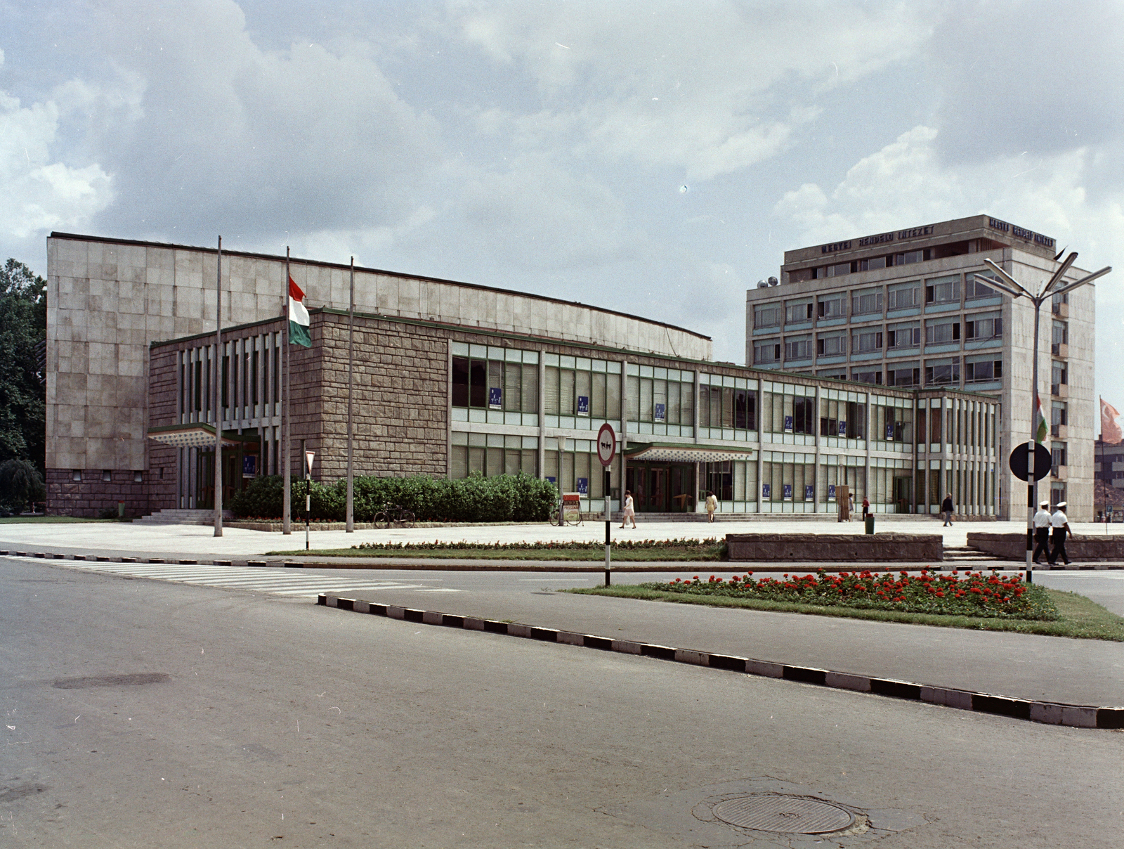 Hungary, Szombathely, Március 15. tér, előtérben a Művelődési és Sportház, mögötte a Szakorvosi Rendelőintézet., 1970, FŐFOTÓ, Fortepan #214517