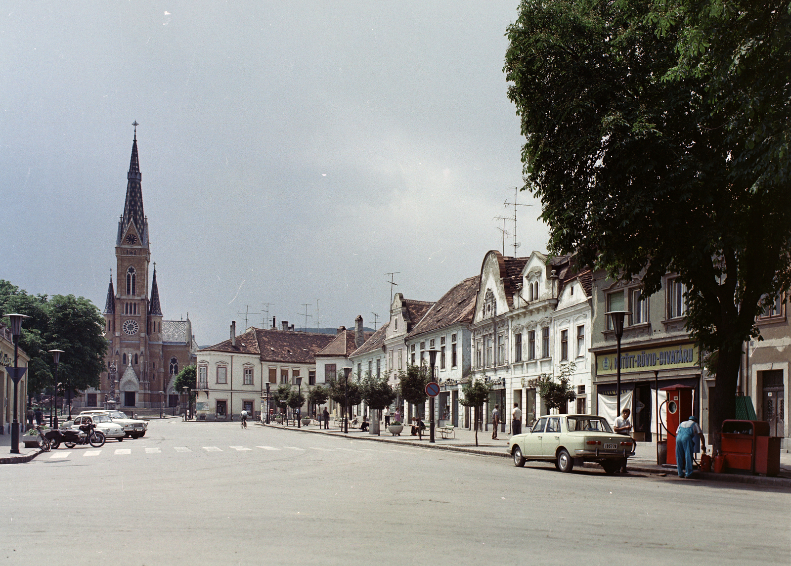 Hungary, Kőszeg, Fő (Köztársaság) tér, szemben a Jézus Szíve-templom., 1970, FŐFOTÓ, number plate, Fortepan #214524