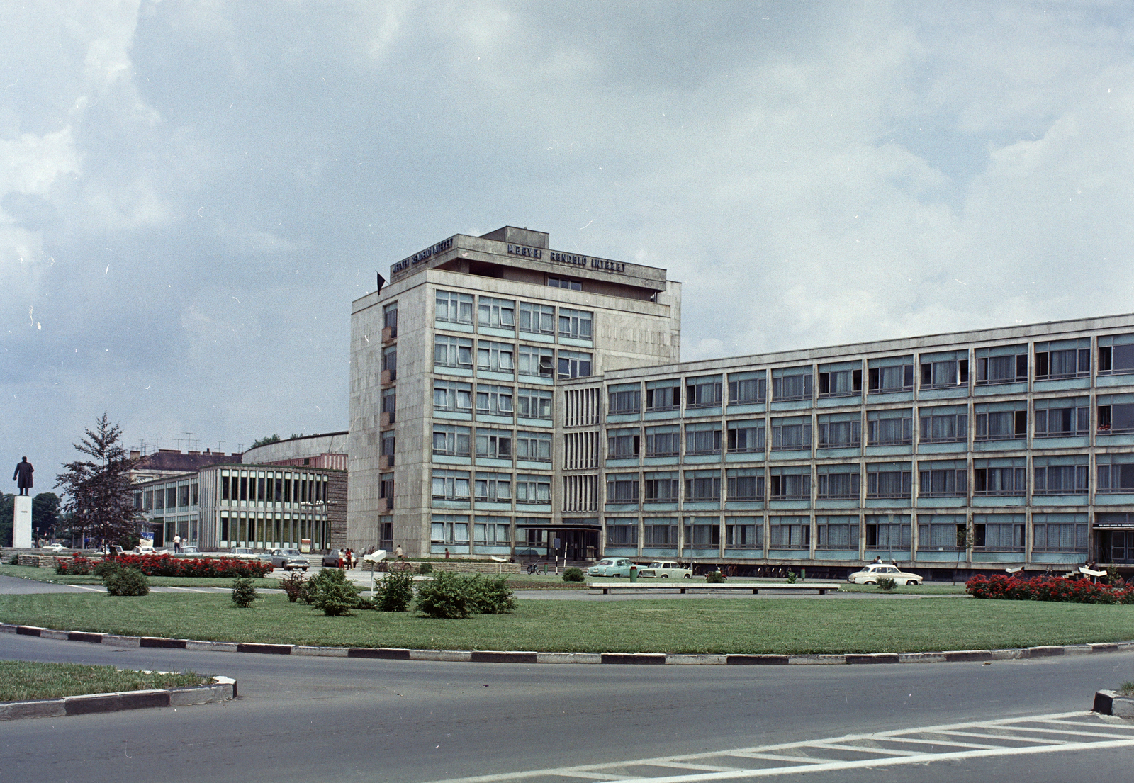 Hungary, Szombathely, Március 15. tér a Markusovszky Lajos utca felé nézve. Jobbra a Szakorvosi Rendelőintézet, mögötte a Művelődési és Sportház., 1970, FŐFOTÓ, Fortepan #214529