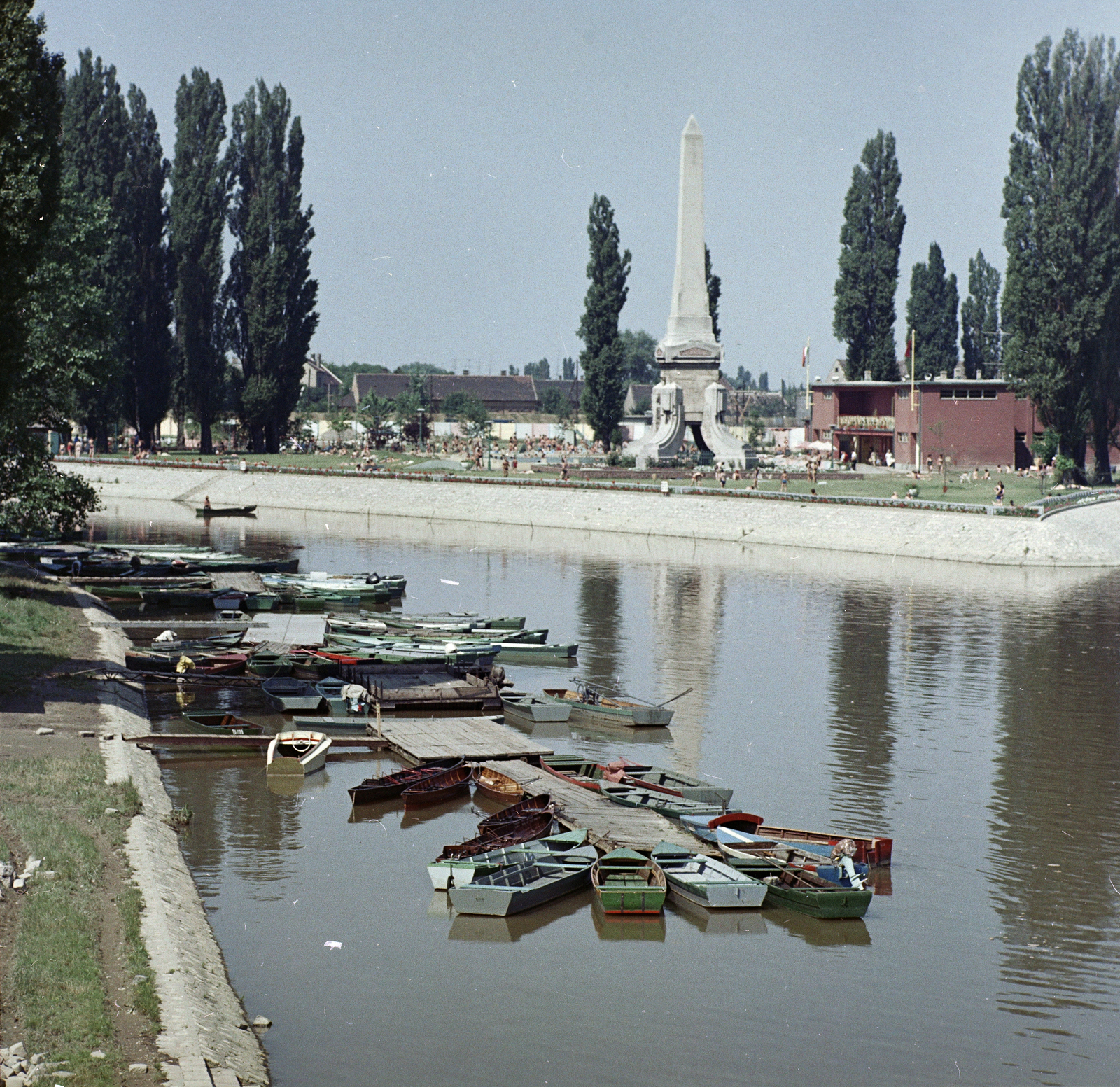 Hungary, Győr, a Mosoni-Duna és a Rába összefolyása, szemben a Cziráky-emlékmű., 1970, FŐFOTÓ, Obelisk, Fortepan #214533