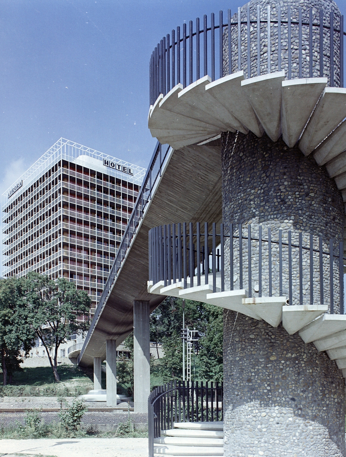 Hungary, Balatonalmádi, Hotel Aurora, a főút és a vasút feletti átjáró a Balatonhoz., 1970, FŐFOTÓ, Fortepan #214536