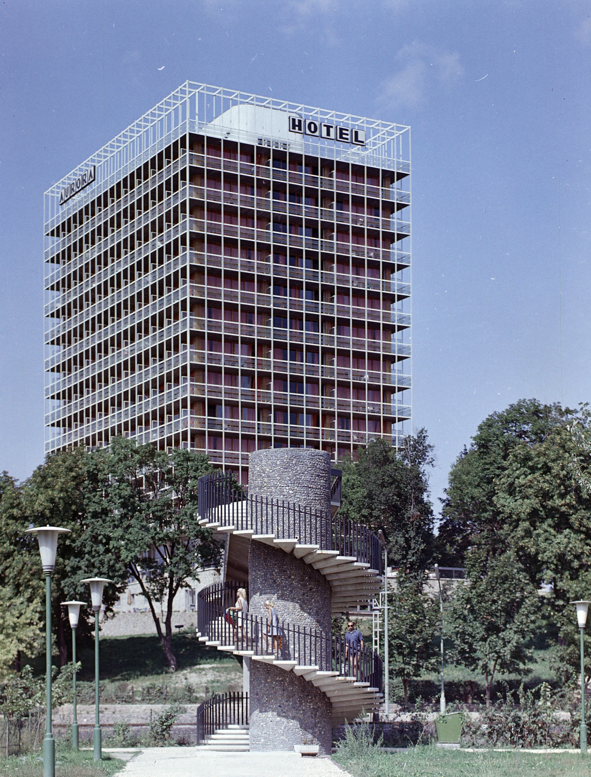 Hungary, Balatonalmádi, Hotel Aurora, a főút és a vasút feletti átjáró a Balatonhoz., 1970, FŐFOTÓ, Fortepan #214537