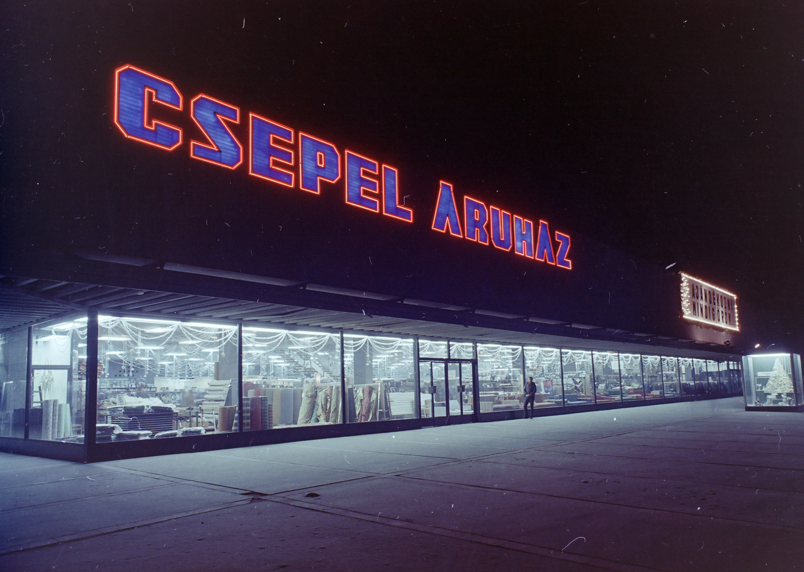 Magyarország, Budapest XXI., Görgey Artúr (Áruház) tér, Csepel Áruház., 1970, FŐFOTÓ, neonreklám, Budapest, színes, Fortepan #214556