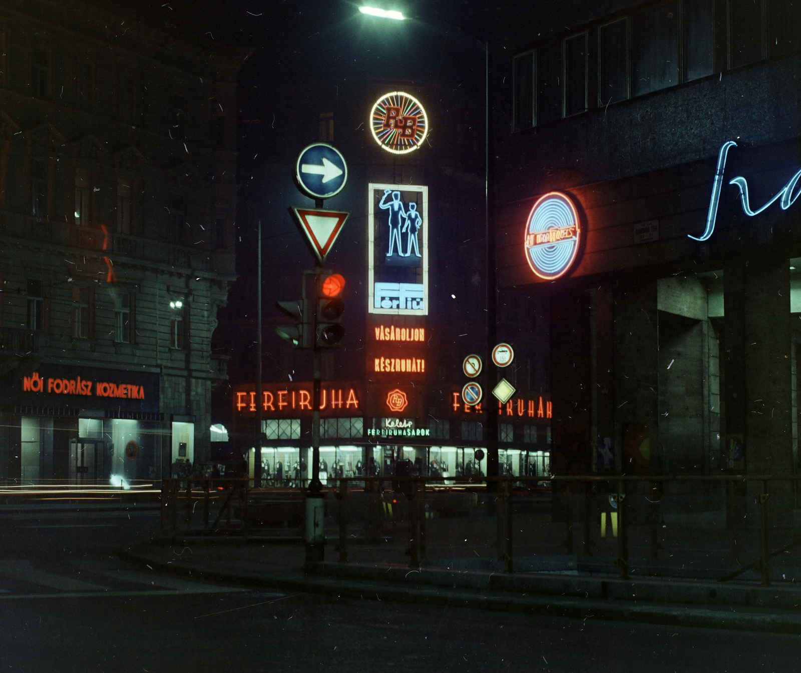 Hungary, Budapest VII.,Budapest VIII., Baross tér a Szabadság Szálló előtt. Szemben Rákóczi út 73., Ruházati Bolt Vállalat, Keleti Férfiruhasarok, balra a Berzsenyi utca., 1970, FŐFOTÓ, neon sign, Budapest, Fortepan #214560