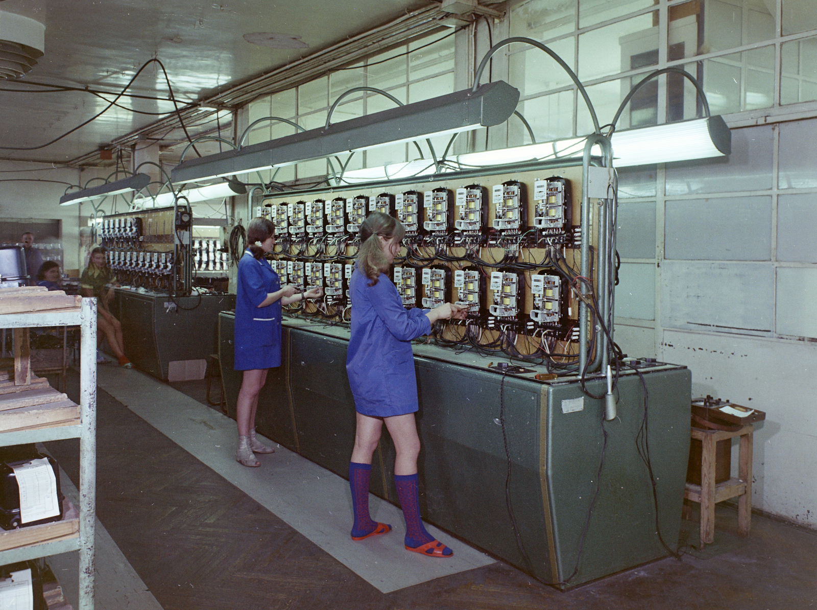 Hungary, Gödöllő, GANZ Árammérőgyár, háromfázisú fogyasztásmérők beszabályozása a mérőpulton., 1970, FŐFOTÓ, working woman, Fortepan #214569