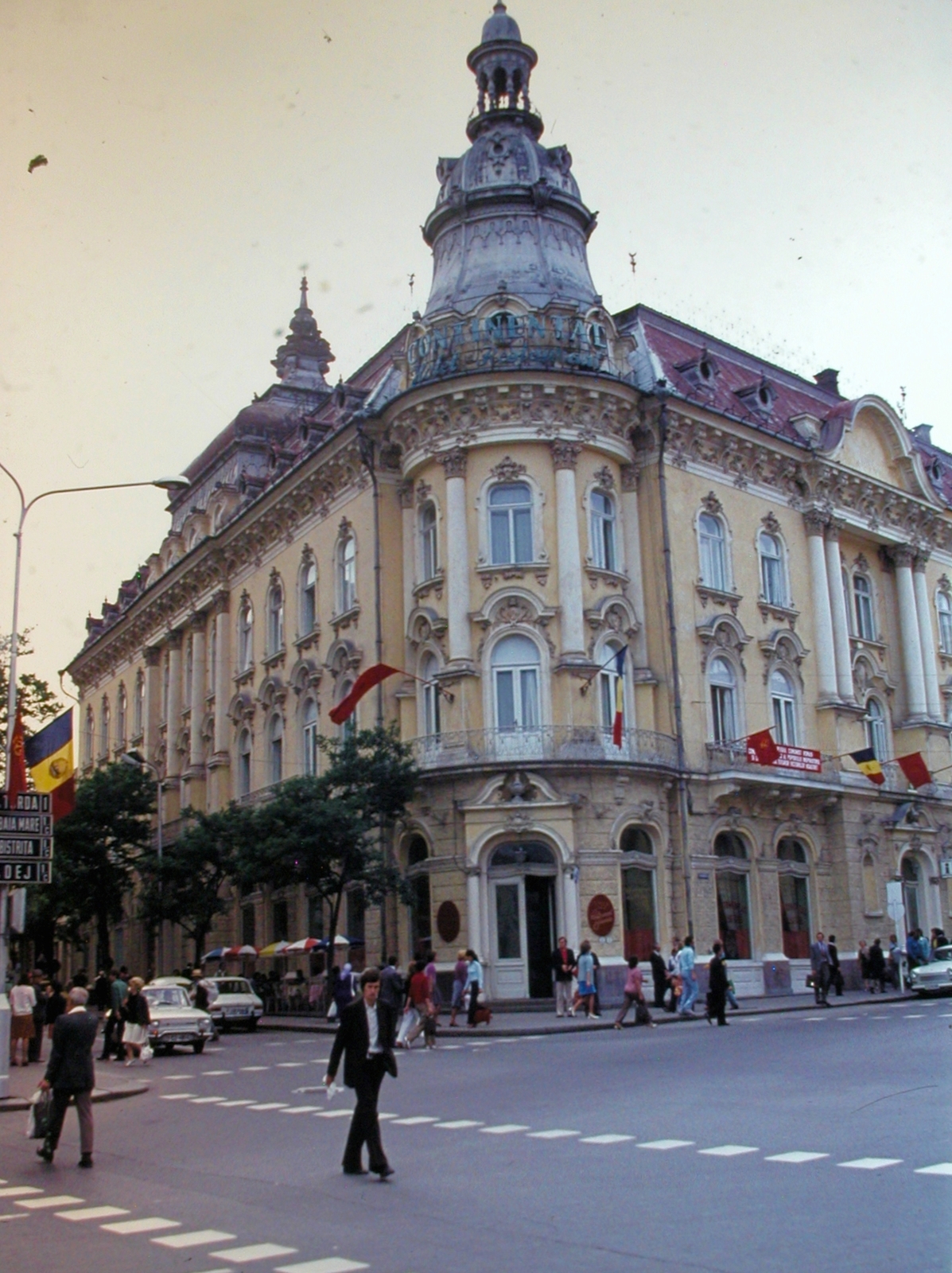 Románia,Erdély, Kolozsvár, Hotel Continental., 1975, Fortepan, színes, zászló, útjelző tábla, utcakép, gyalogátkelő, Fortepan #21457