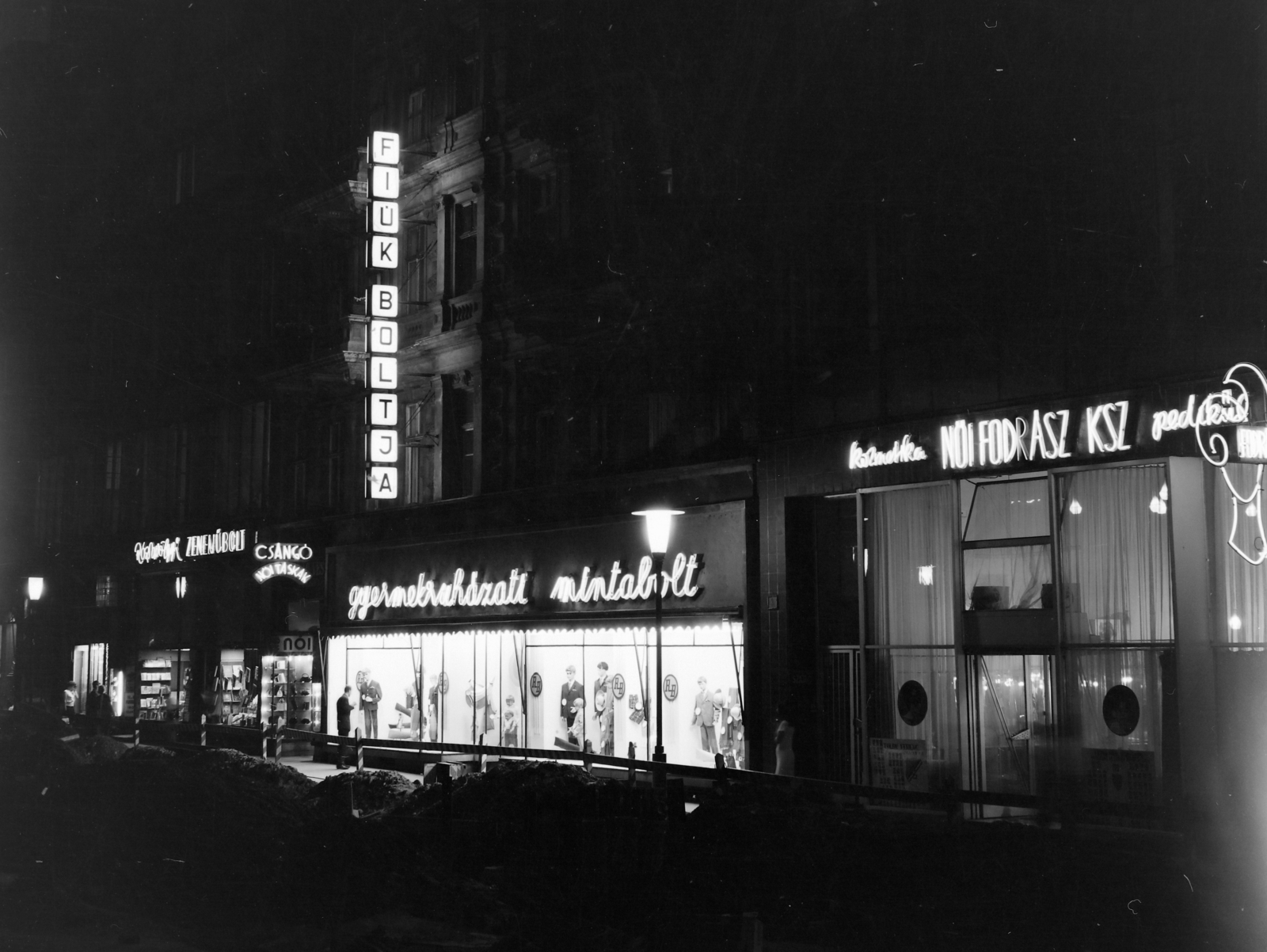 Hungary, Budapest V., Szervita (Martinelli) tér 4., középen a Fiúk Boltja, gyermekruházati mintabolt., 1970, FŐFOTÓ, neon sign, Budapest, kid's wear store, Fortepan #214579