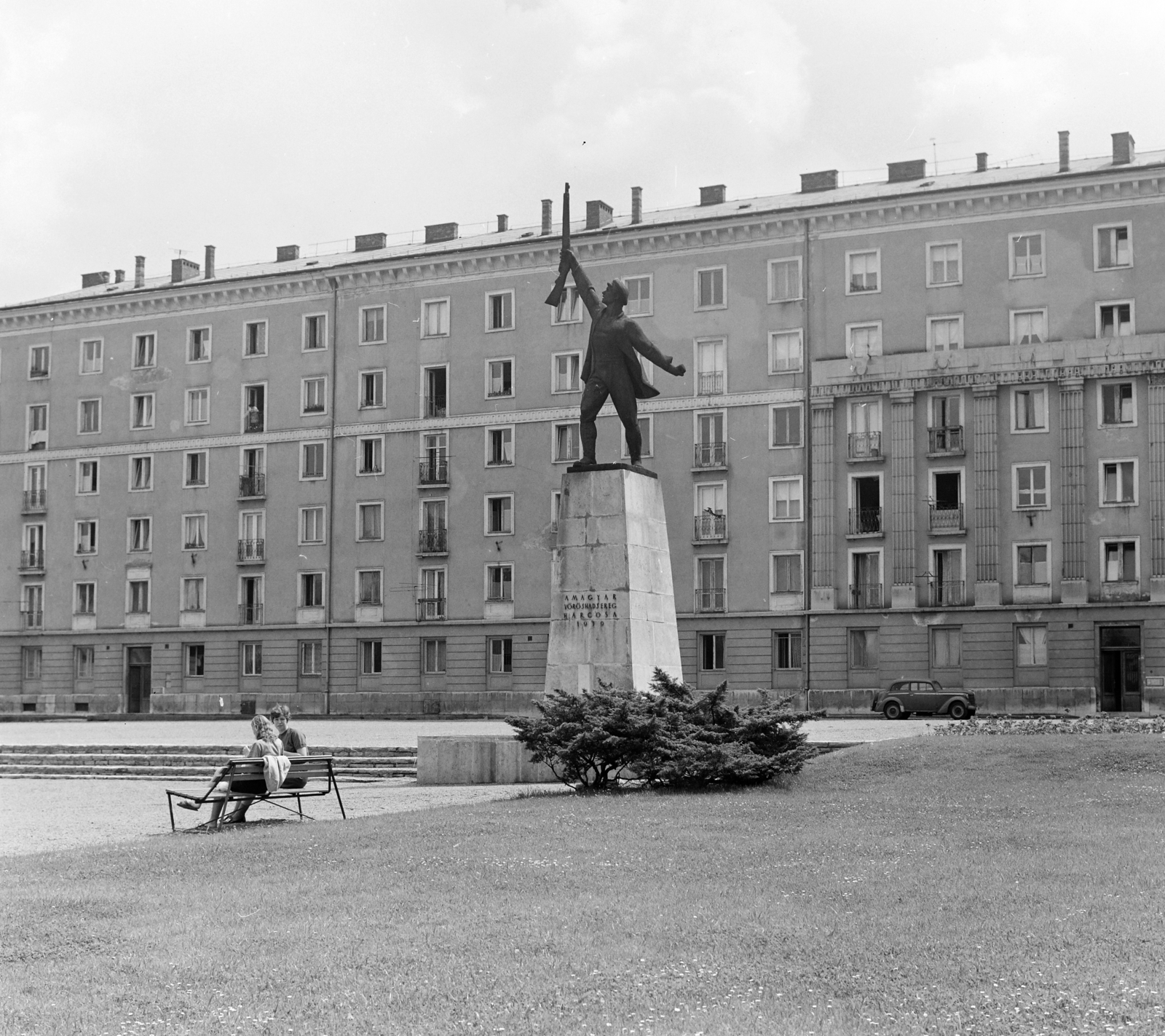 Hungary, Budapest IV., Váci út - Árpád út sarok, Szabadság park. A Magyar Vörös Hadsereg harcosa című szobor (Gyenes Tamás, 1959.), mely a talapzat felirataitól megfosztva ma is a helyén áll., 1970, FŐFOTÓ, Budapest, Fortepan #214588