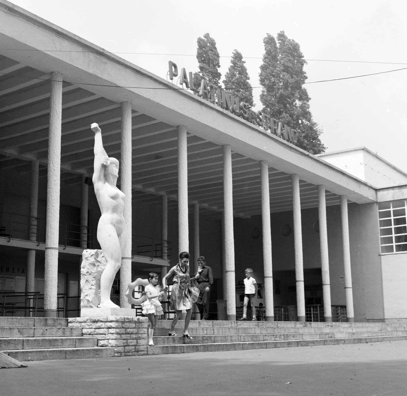 Hungary, Margit Islands, Budapest, a Palatinus Strandfürdő bejárata előtt Csorba Géza 1967-ben újrafaragott Napozó lány című szobra., 1970, FŐFOTÓ, Fortepan #214592