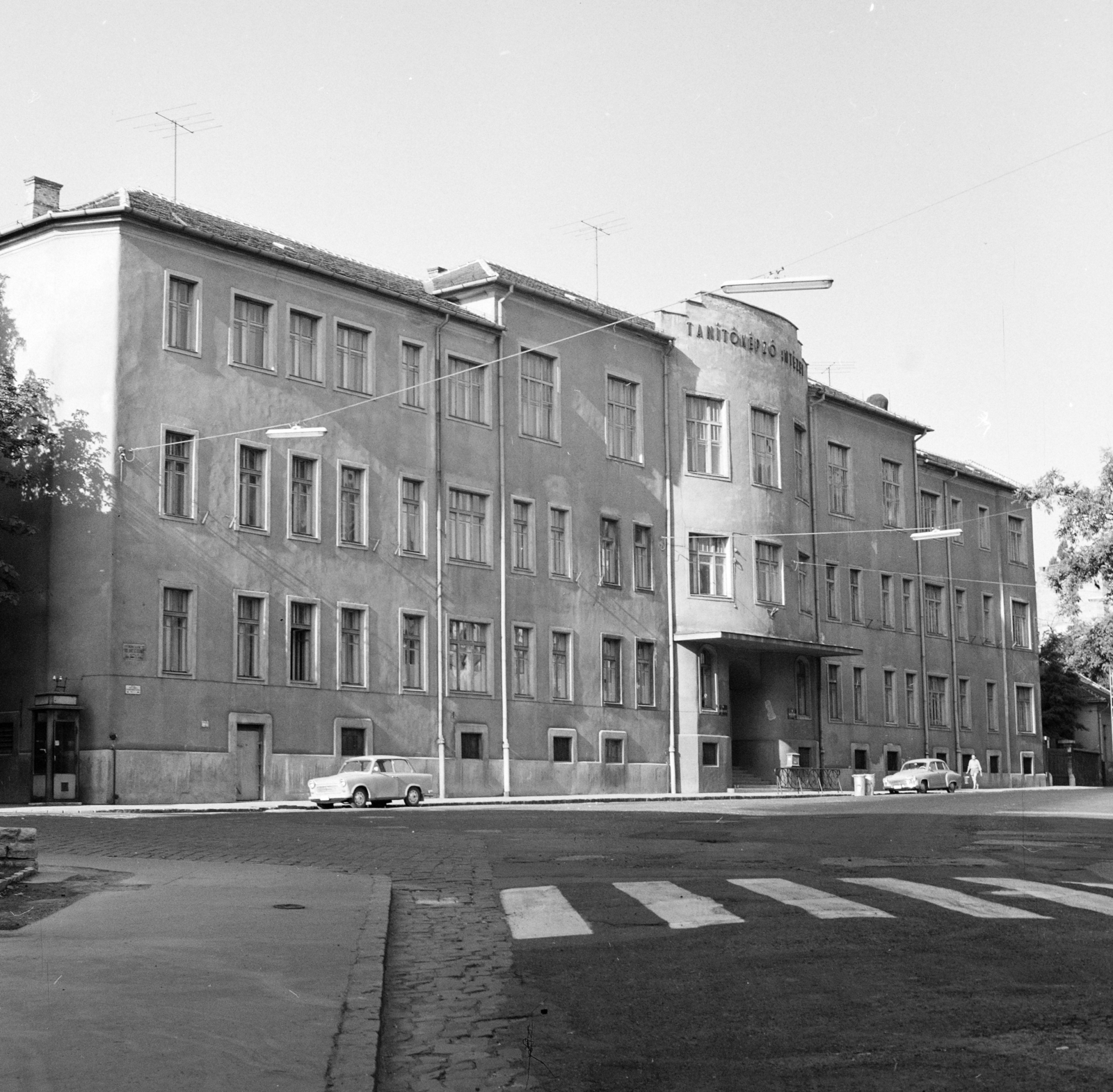 Hungary, Budapest XII., Kiss János altábornagy utca, a Budapesti Tanítóképző Intézet (később ELTE Tanító- és Óvóképző Kar) épülete., 1970, FŐFOTÓ, Budapest, crosswalk, Fortepan #214593