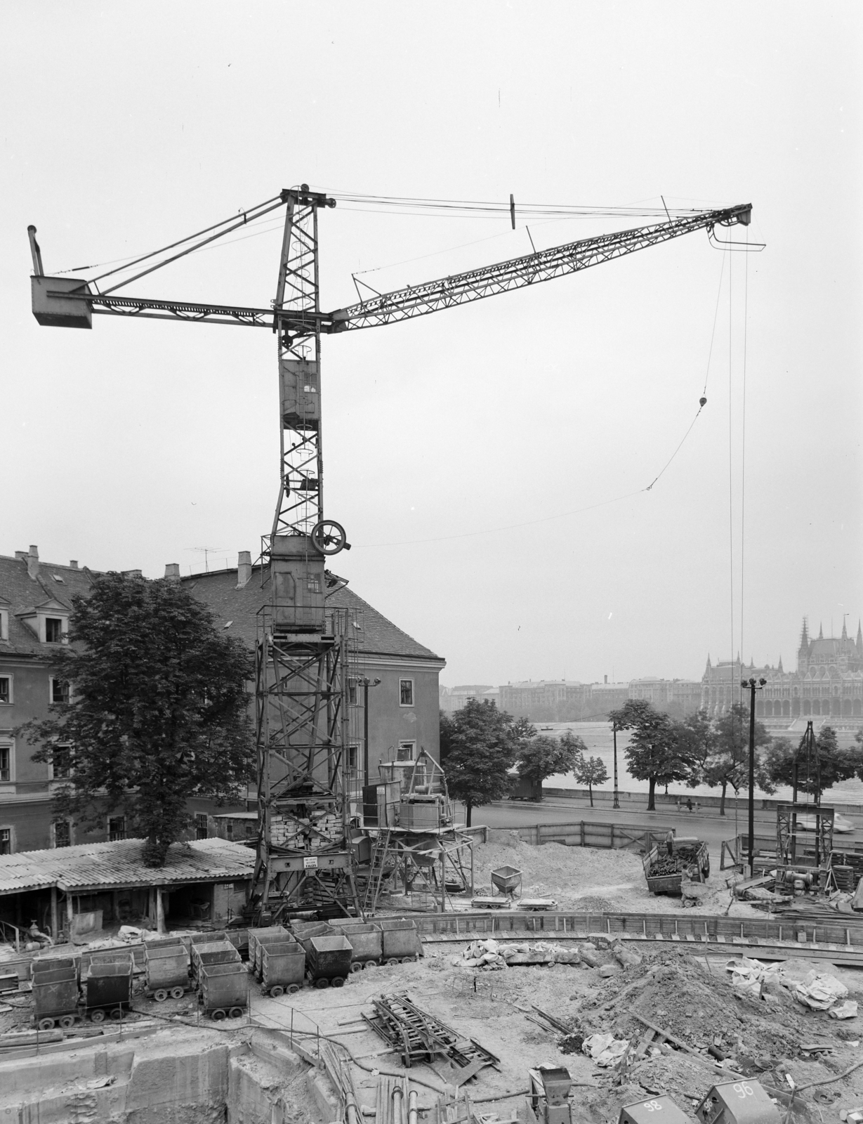 Hungary, Budapest I., Batthyány tér, a metróépítés területe, háttérben balra az egykori ferences kolostor, jobbra a Duna túlpartján a Parlament., 1970, FŐFOTÓ, crane, subway construction, subway, Budapest, Fortepan #214597