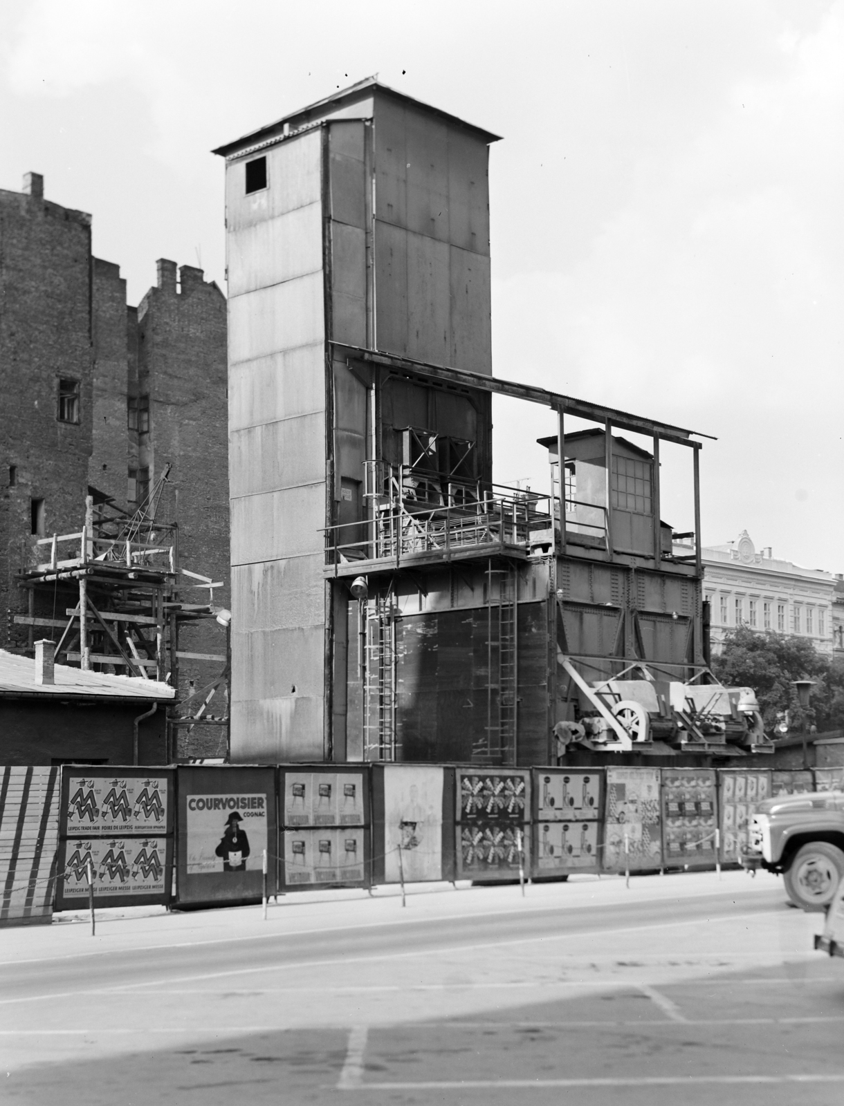 Magyarország, Budapest V., Szent István tér, a Szent István-bazilika előtt a metróépítés területén az építkezés felvonótornya., 1970, FŐFOTÓ, Budapest, Fortepan #214598