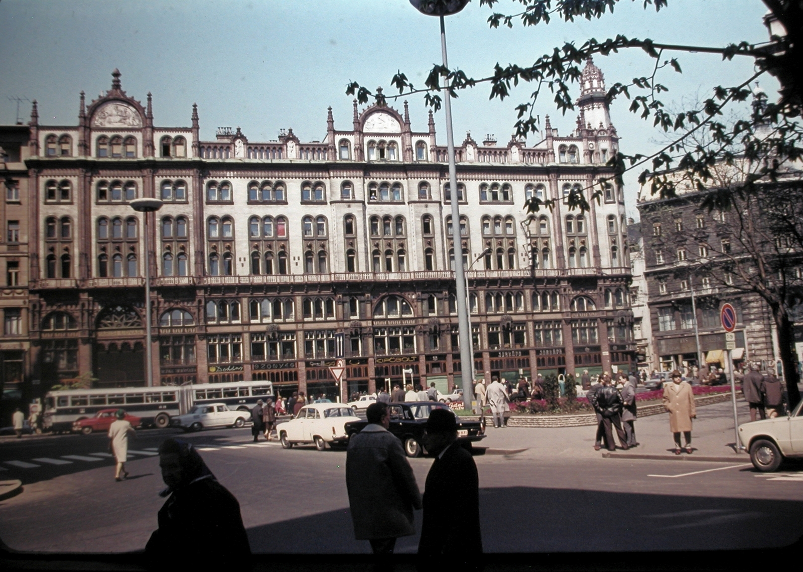 Hungary, Budapest V., Ferenciek tere (Felszabadulás tér) a Veres Pálné utca felől nézve., 1974, Fortepan, colorful, bus, Hungarian brand, Skoda-brand, Ikarus-brand, Lada-brand, palace, eclectic architecture, Budapest, UFO lamp, Henrik Schmahl-design, Fortepan #21460