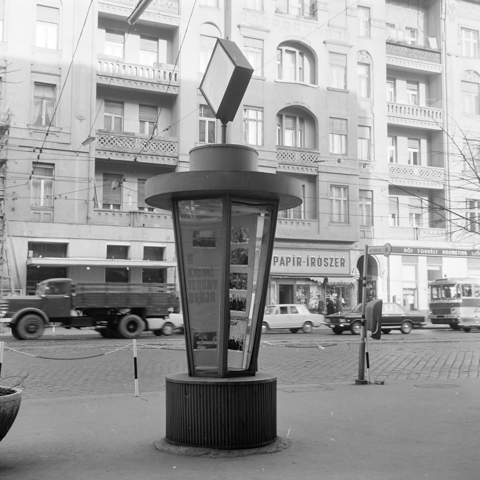 Hungary, Budapest II., Margit körút (Mártírok útja), háttérben az 5/b és 5/a jelű épülettömb a Török utca - Frankel Leó út között. Előtérben a Fővárosi Moziüzemi Vállalat (FŐMO) által forgalmazott filmeket hirdető vitrinoszlop., 1970, FŐFOTÓ, Budapest, Fortepan #214622