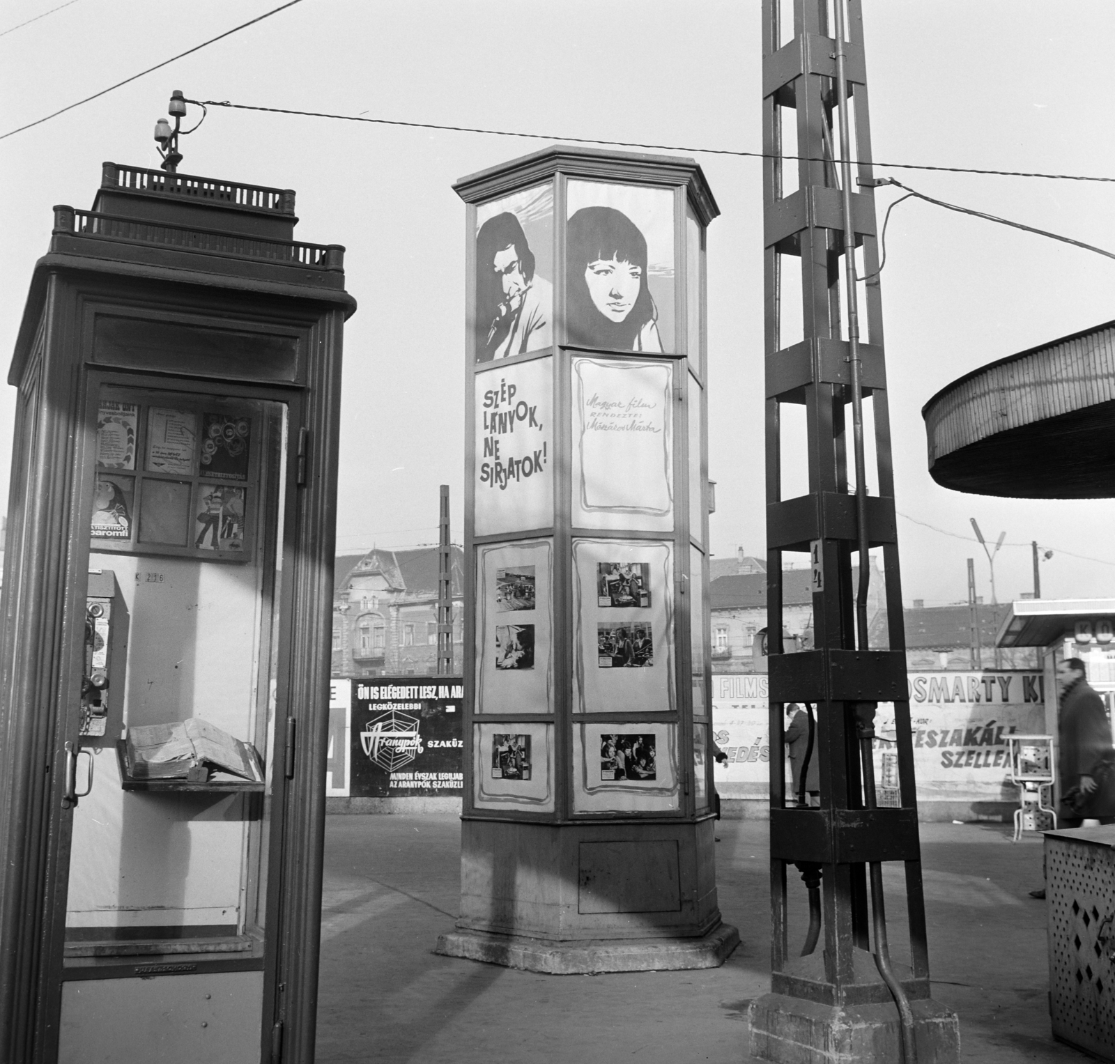 Hungary, Budapest II., Széll Kálmán (Moszkva) tér, a Fővárosi Moziüzemi Vállalat (FŐMO) által forgalmazott film hirdetése a Várfok utcához vezető felüljárónál., 1970, FŐFOTÓ, Budapest, Fortepan #214633