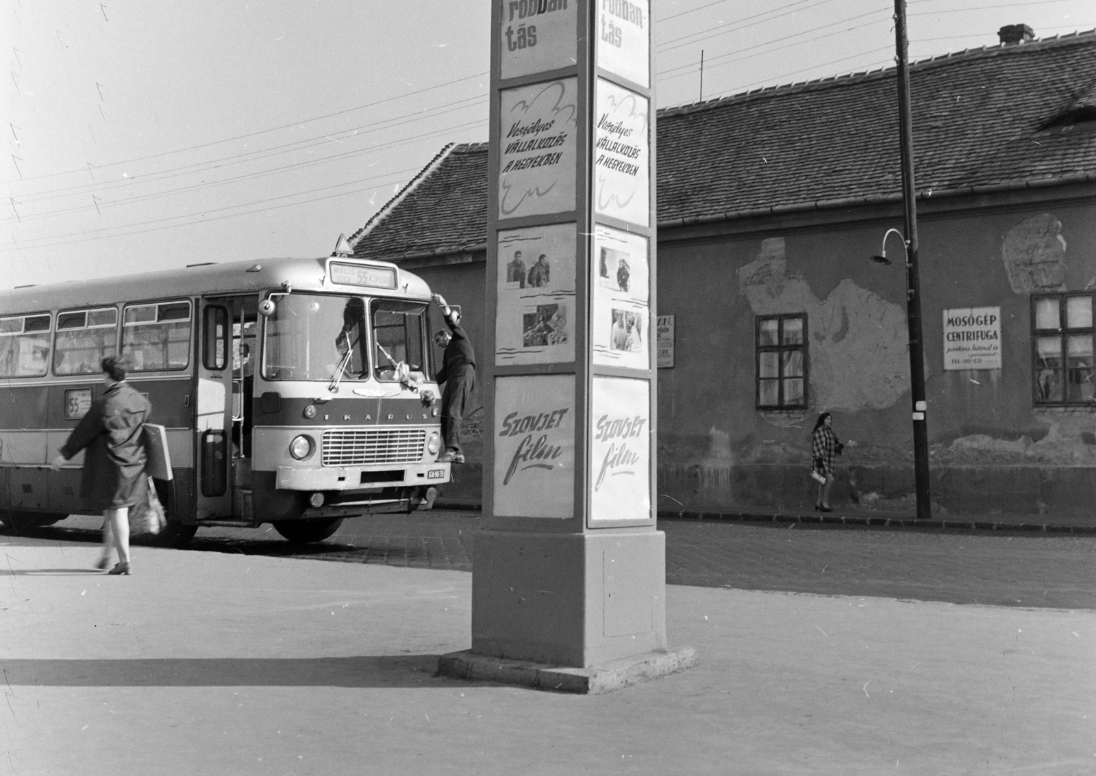 Hungary, Óbuda, Budapest III., Szentendrei út, a Fővárosi Moziüzemi Vállalat (FŐMO) által forgalmazott filmek hirdetőoszlopa a Miklós utcai autóbusz-végállomáson., 1970, FŐFOTÓ, bus, Ikarus-brand, Budapest, Fortepan #214644