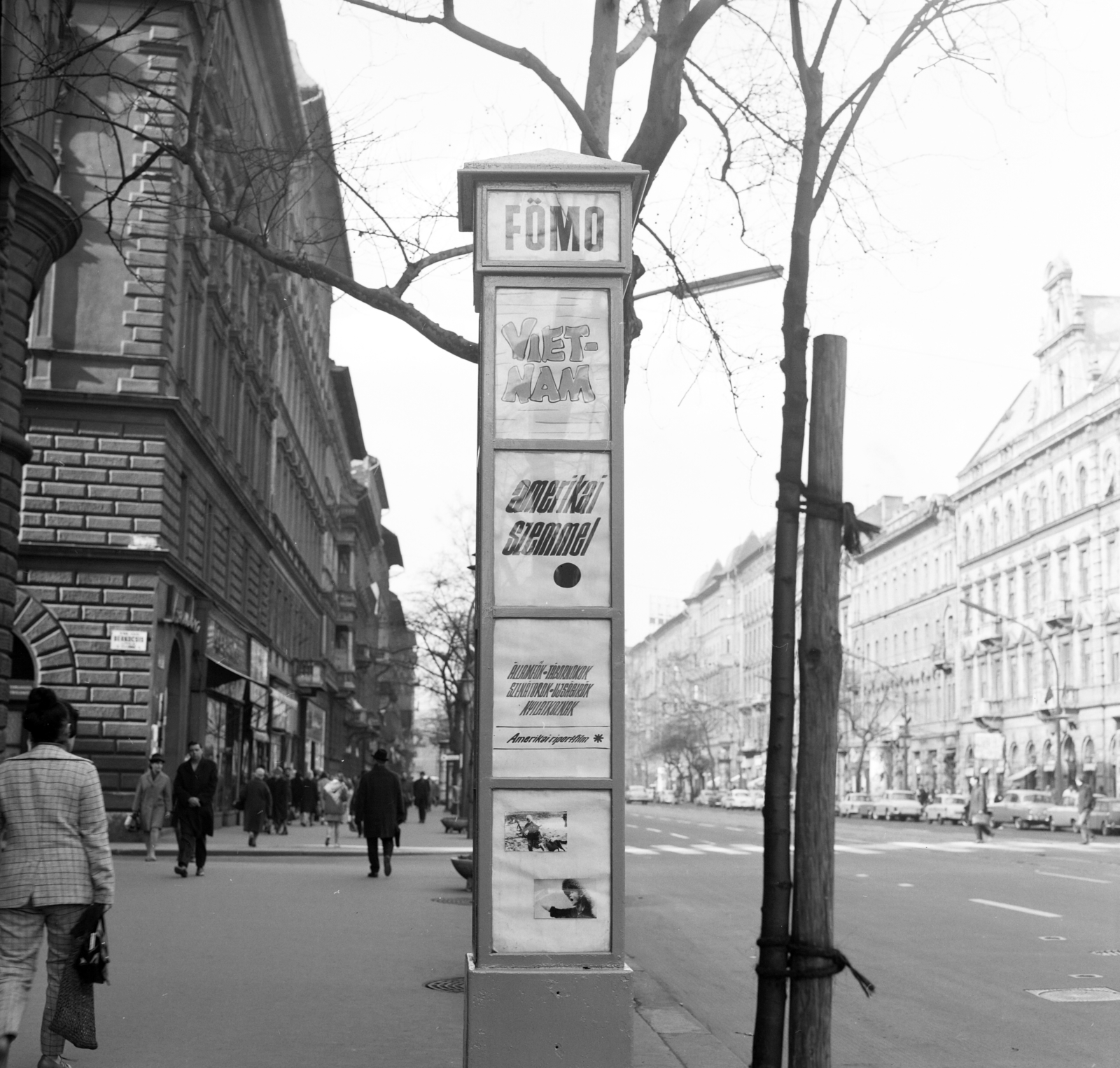 Hungary, Budapest VIII., József körút, a 29-es számú ház előtt a Fővárosi Moziüzemi Vállalat (FŐMO) által forgalmazott film hirdetése. Balra a Scheiber Sándor (Bérkocsis) utca torkolata., 1970, FŐFOTÓ, Budapest, Fortepan #214647