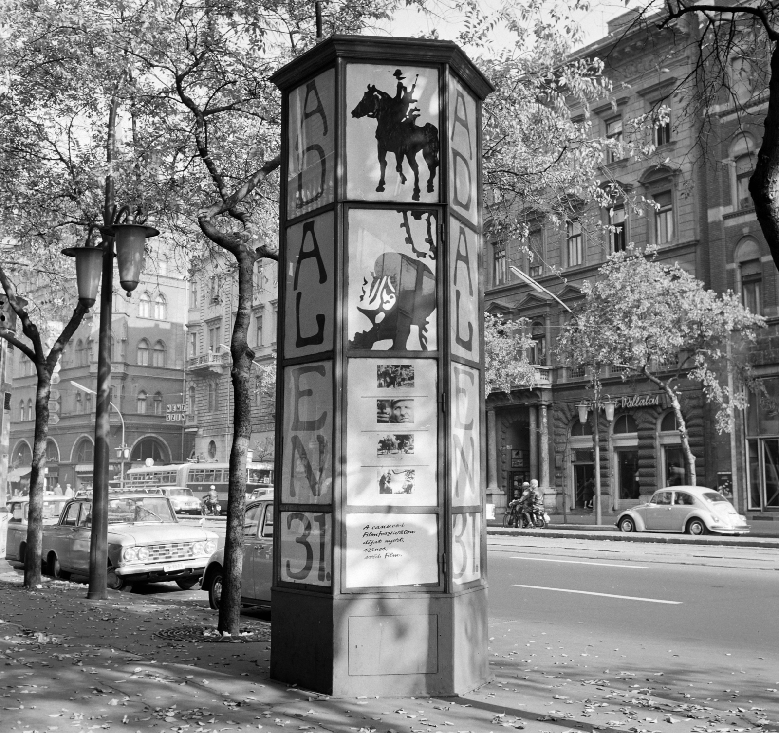 Magyarország, Budapest VII., Erzsébet (Lenin) körút a Wesselényi utca felé nézve, előtérben a Fővárosi Moziüzemi Vállalat (FŐMO) által forgalmazott film hirdetése., 1970, FŐFOTÓ, Budapest, Fortepan #214650