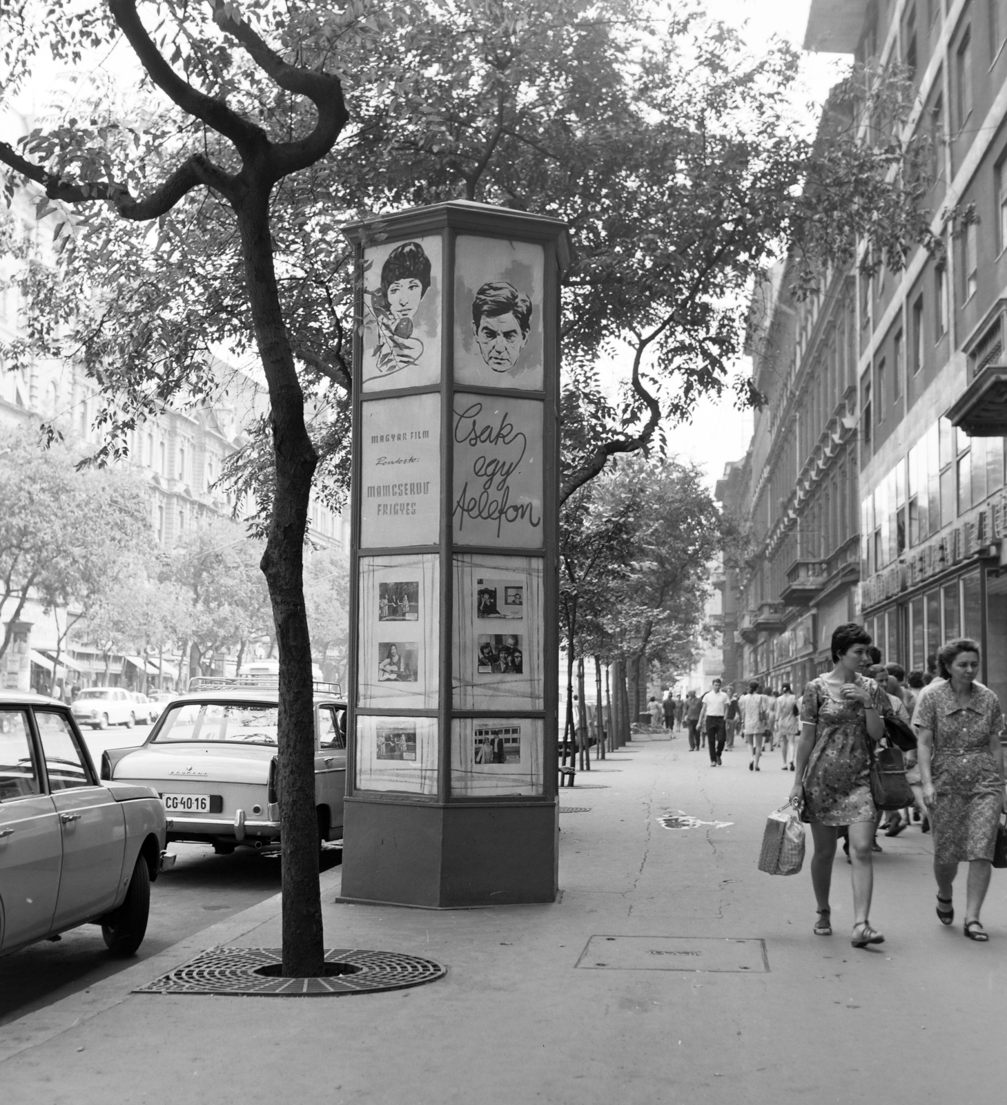 Magyarország, Budapest VII., Erzsébet (Lenin) körút, a 24-es számú ház előtt a Fővárosi Moziüzemi Vállalat (FŐMO) által forgalmazott film hirdetése., 1970, FŐFOTÓ, Budapest, Peugeot 404, Fortepan #214654