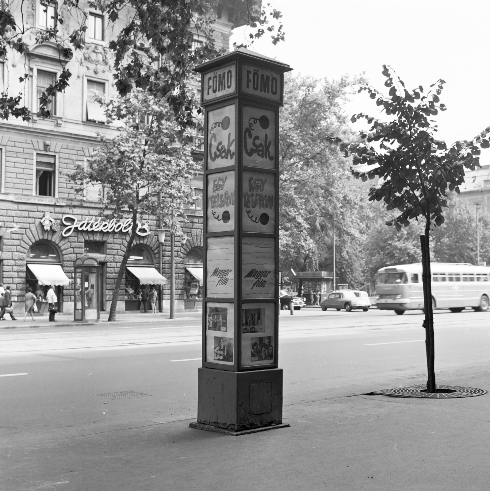 Hungary, Budapest VIII., József körút a Rákóczi tér felé nézve. Előtérben a Fővárosi Moziüzemi Vállalat (FŐMO) által forgalmazott filmek hirdetőoszlopa., 1970, FŐFOTÓ, Budapest, Fortepan #214657