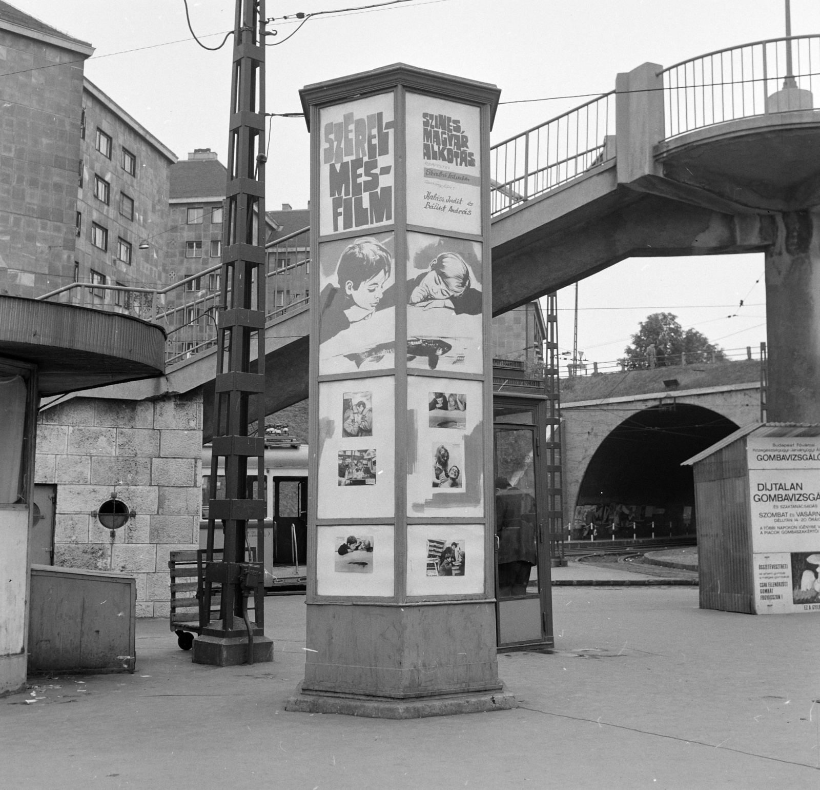 Magyarország, Budapest II., Széll Kálmán (Moszkva) tér, a Fővárosi Moziüzemi Vállalat (FŐMO) által forgalmazott film hirdetése a Várfok utcához vezető felüljárónál., 1970, FŐFOTÓ, Budapest, Fortepan #214660