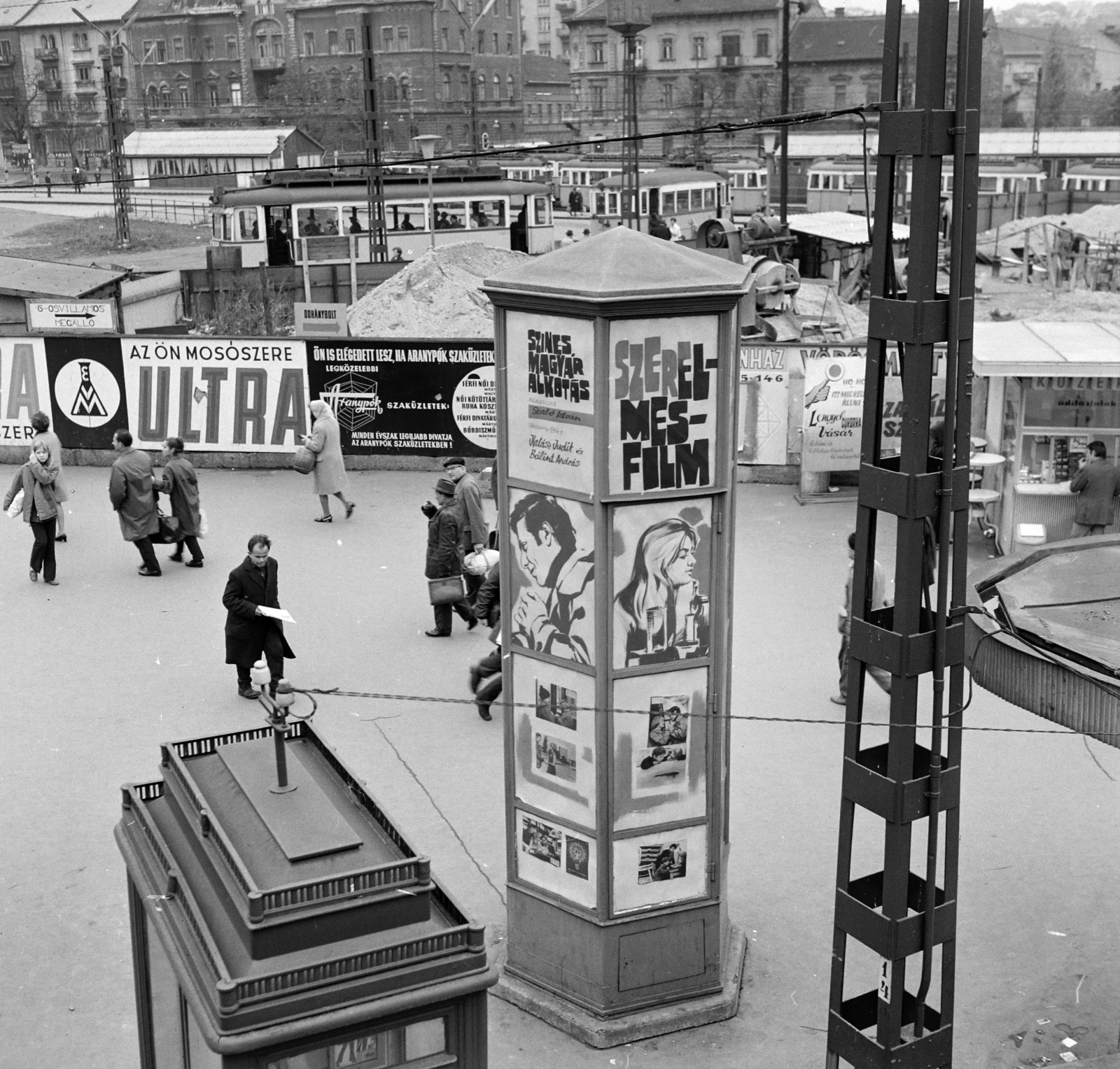 Hungary, Budapest II., Széll Kálmán (Moszkva) tér a Várfok utcához vezető felüljáróról nézve, a Fővárosi Moziüzemi Vállalat (FŐMO) által forgalmazott film hirdetése., 1970, FŐFOTÓ, Budapest, Fortepan #214662