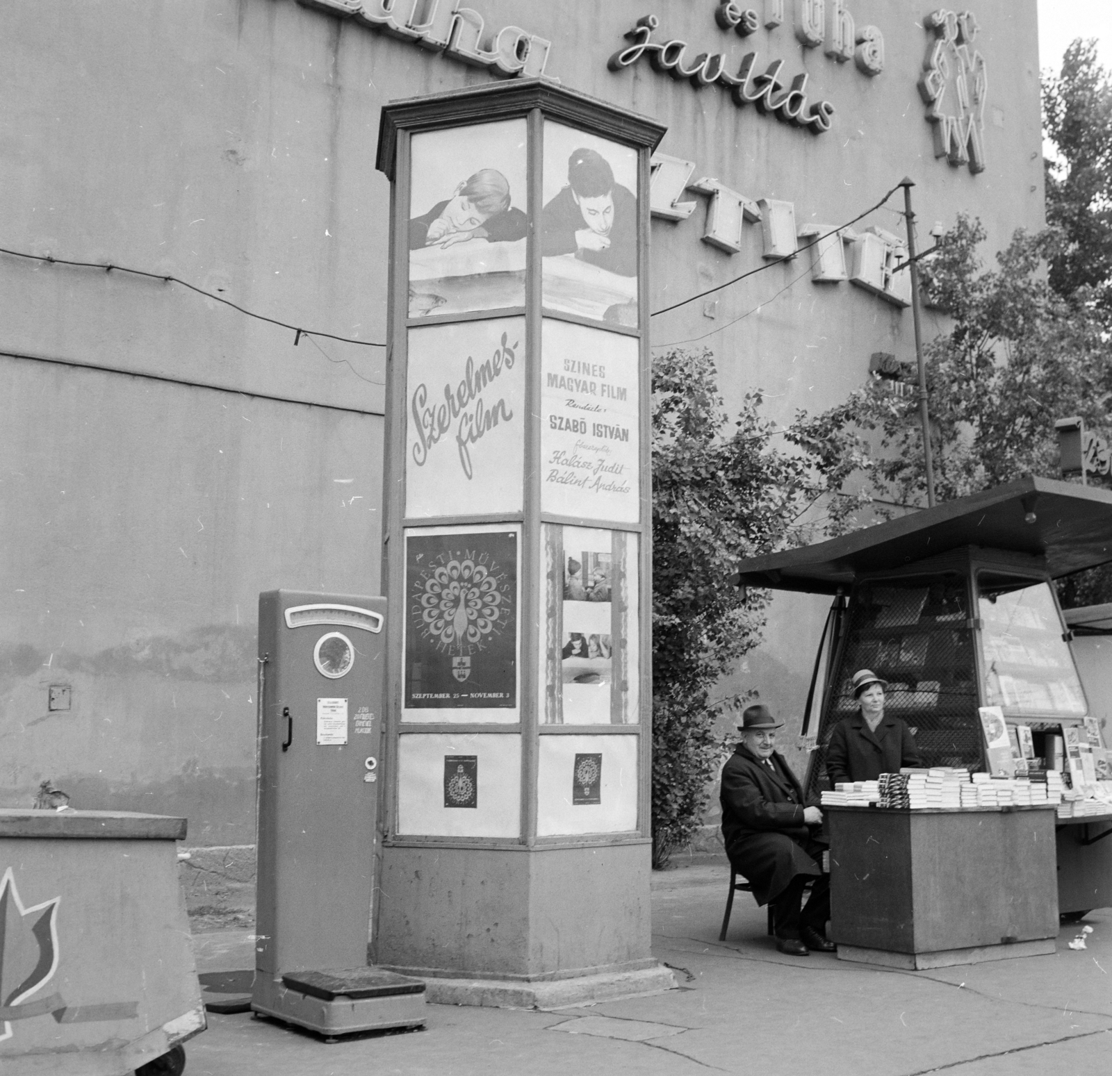 Hungary, Budapest VIII., Kálvin tér, tűzfal a Múzeum utca és a Baross utca között, előtte a Fővárosi Moziüzemi Vállalat (FŐMO) által forgalmazott film hirdetése., 1970, FŐFOTÓ, Budapest, Fortepan #214666