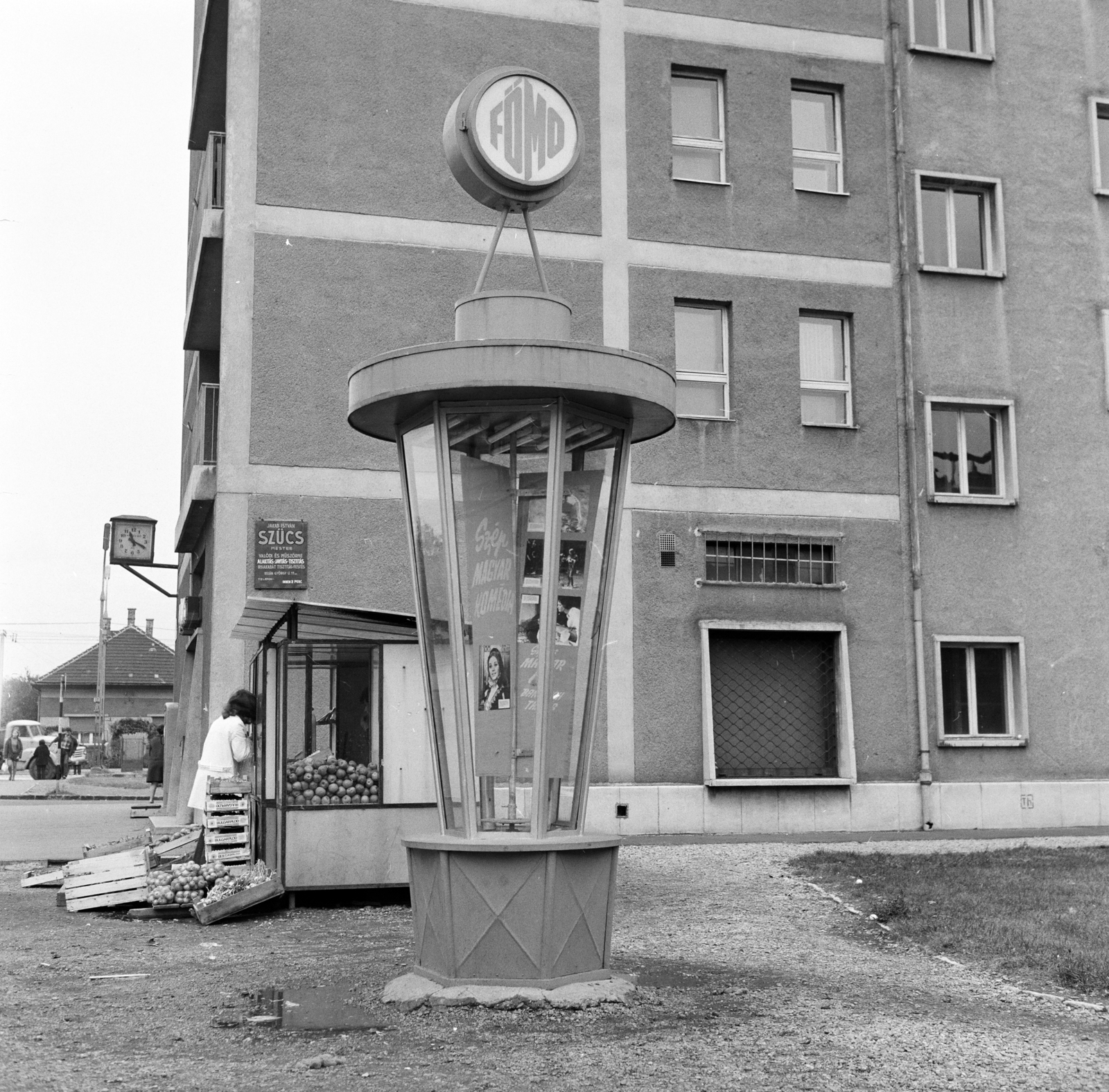 Hungary, Budapest XIII., Fiastyúk (Thälmann) utca, a Fővárosi Moziüzemi Vállalat (FŐMO) által forgalmazott filmeket hirdető vitrinoszlop. Balra a Béke utca házai látszanak., 1970, FŐFOTÓ, Budapest, Fortepan #214667