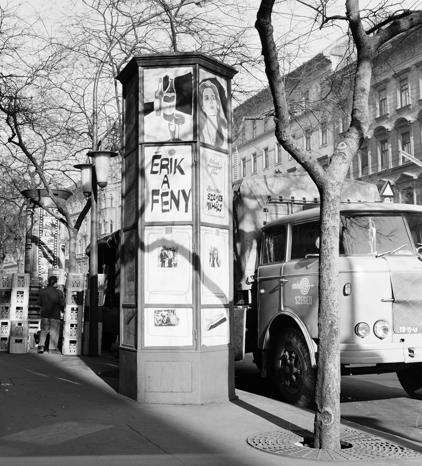Hungary, Budapest VII., Erzsébet (Lenin) körút, a Fővárosi Moziüzemi Vállalat (FŐMO) által forgalmazott film hirdetése, jobbra a háttérben a 19-es számú ház., 1970, FŐFOTÓ, number plate, Volán organisation, Budapest, Fortepan #214669