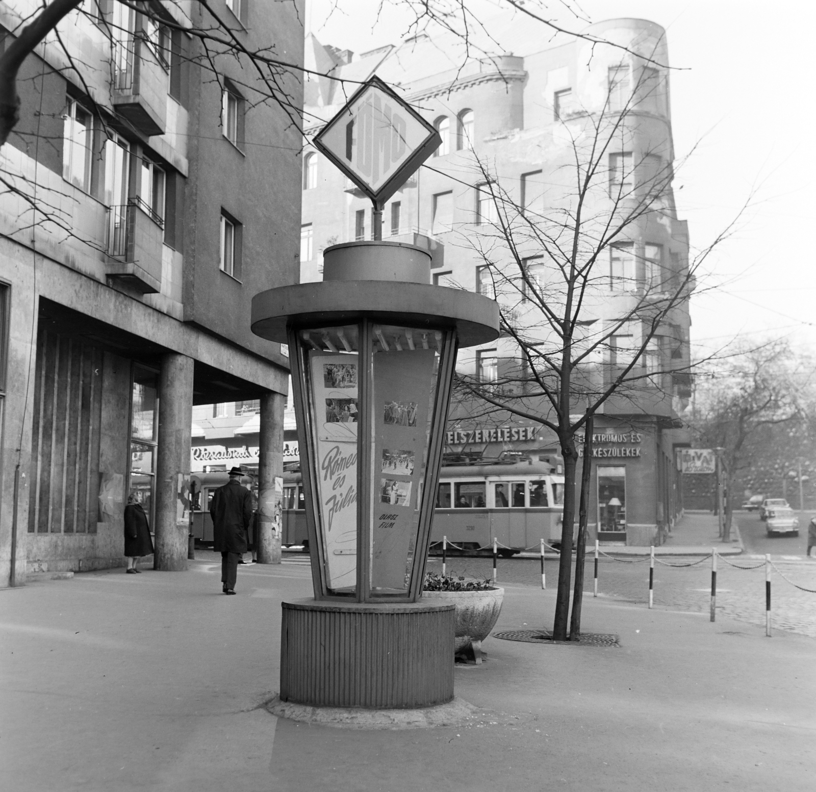 Hungary, Budapest II., Margit körút (Mártírok útja) a Margit utca felé nézve, a 8-10-es számú ház előtt a Fővárosi Moziüzemi Vállalat (FŐMO) által forgalmazott film hirdetése., 1970, FŐFOTÓ, Budapest, Fortepan #214671