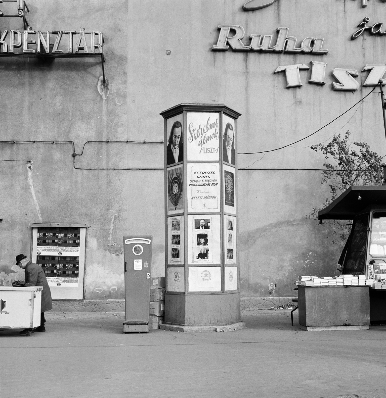 Hungary, Budapest VIII., Kálvin tér, tűzfal a Múzeum utca és a Baross utca között, előtte a Fővárosi Moziüzemi Vállalat (FŐMO) által forgalmazott film hirdetése., 1970, FŐFOTÓ, Budapest, Fortepan #214675