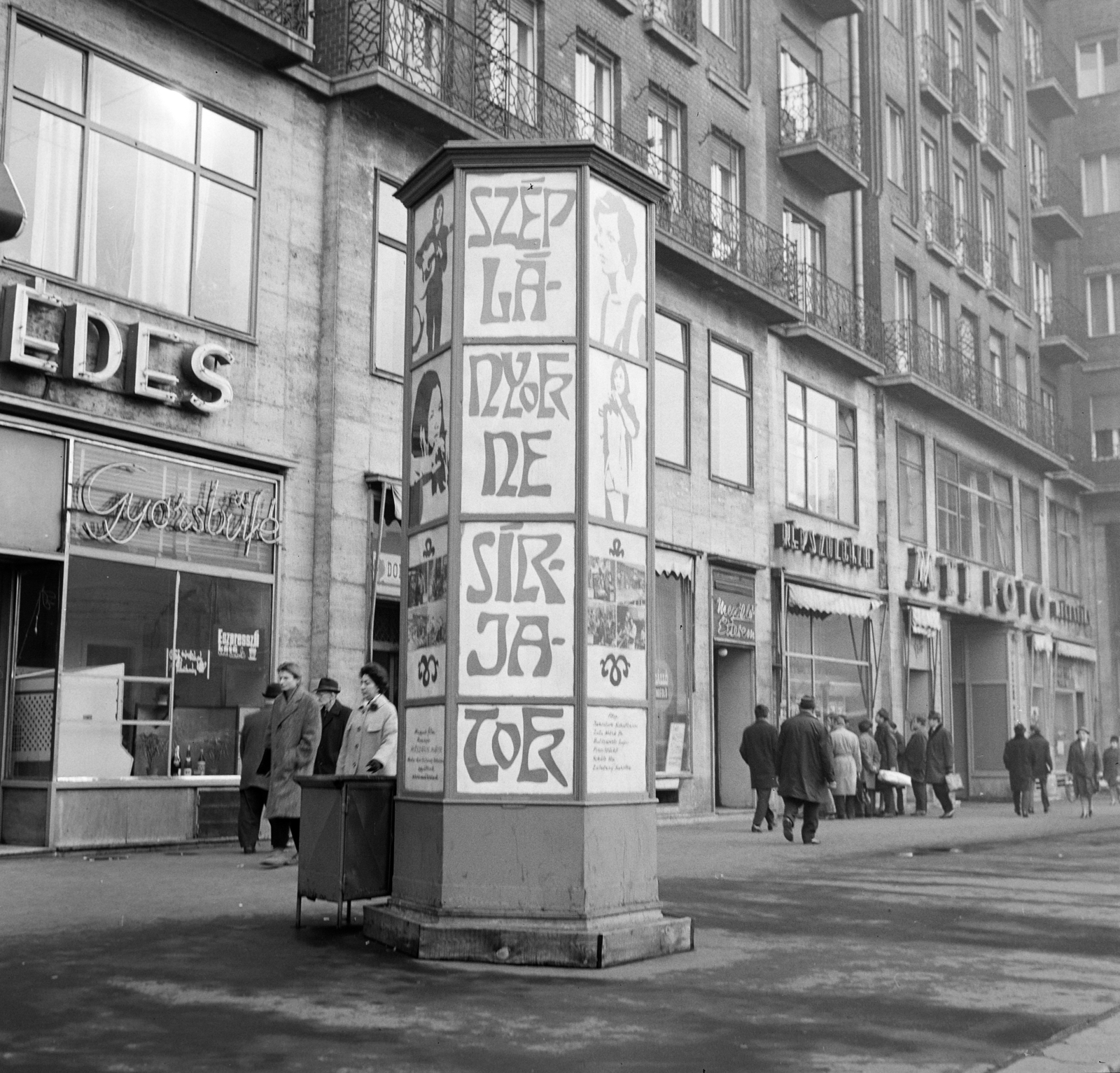 Hungary, Budapest VII., Károly (Tanács) körút a Madách Imre tér felé nézve. Előtérben a Fővárosi Moziüzemi Vállalat (FŐMO) által forgalmazott film hirdetése., 1970, FŐFOTÓ, Budapest, Fortepan #214677