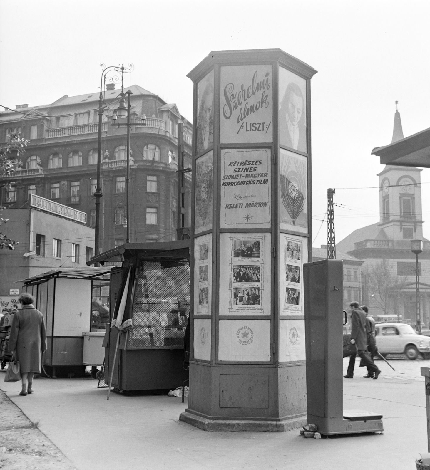 Hungary, Budapest VIII.,Budapest IX., Kálvin tér a Múzeum utca és a Baross utca közötti tűzfal előtt. A Fővárosi Moziüzemi Vállalat (FŐMO) által forgalmazott film hirdetése mögött balra az Állami Biztosító központi épülete, jobbra a református templom., 1970, FŐFOTÓ, Budapest, Fortepan #214680