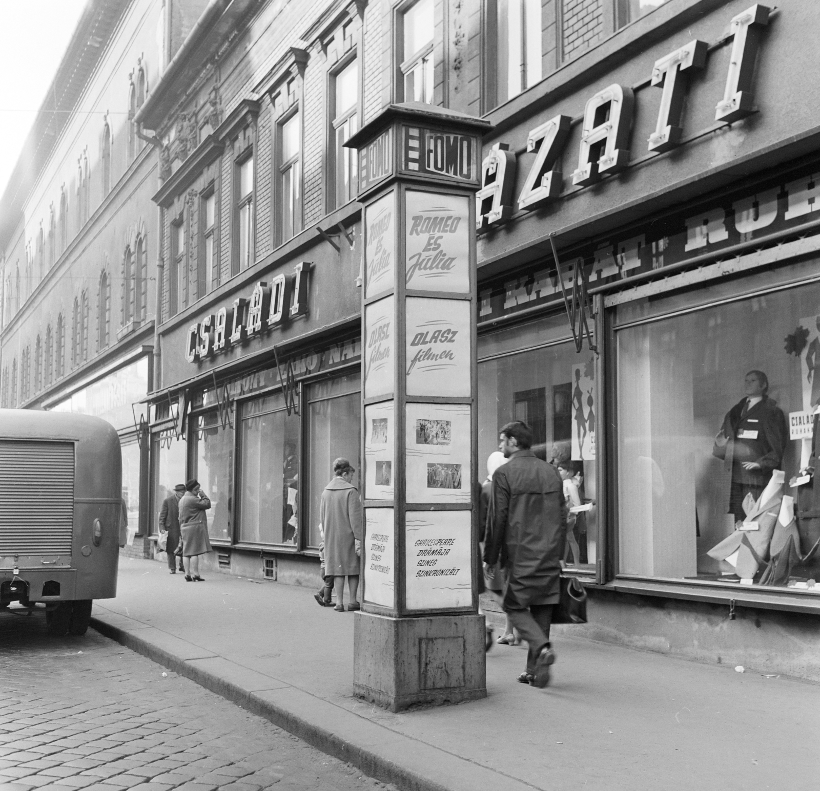 Hungary, Budapest VII., Thököly út, a Fővárosi Moziüzemi Vállalat (FŐMO) által forgalmazott filmek hirdetőoszlopa a 24-es számú ház előtt., 1970, FŐFOTÓ, Budapest, Fortepan #214688