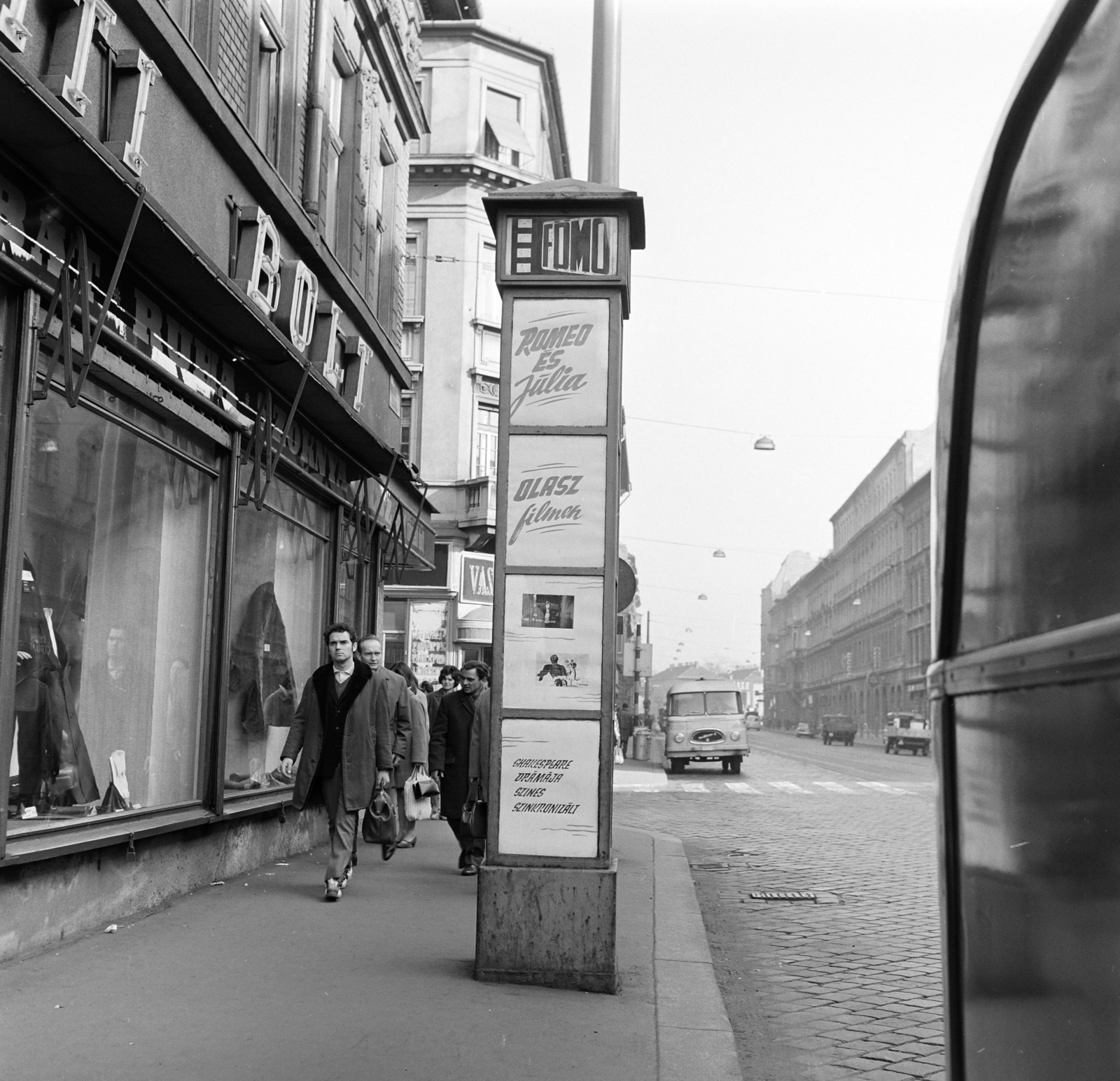 Hungary, Budapest VII., Thököly út, a Fővárosi Moziüzemi Vállalat (FŐMO) által forgalmazott filmek hirdetőoszlopa a 24-es számú ház előtt., 1970, FŐFOTÓ, Budapest, Fortepan #214689