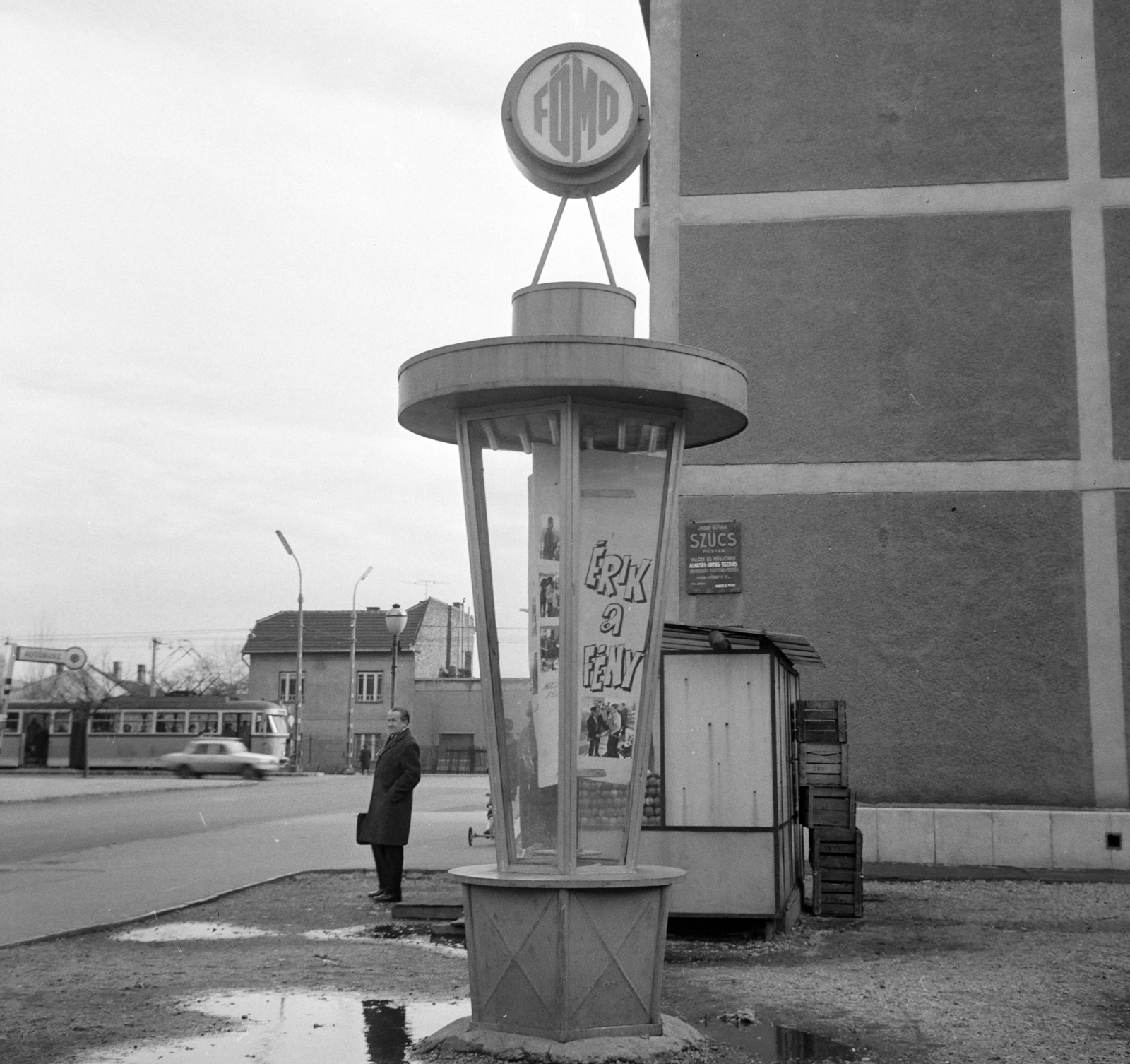 Hungary, Budapest XIII., Fiastyúk (Thälmann) utca, a Fővárosi Moziüzemi Vállalat (FŐMO) által forgalmazott filmeket hirdető vitrinoszlop. Balra a Béke utca házai látszanak., 1970, FŐFOTÓ, Budapest, Fortepan #214690