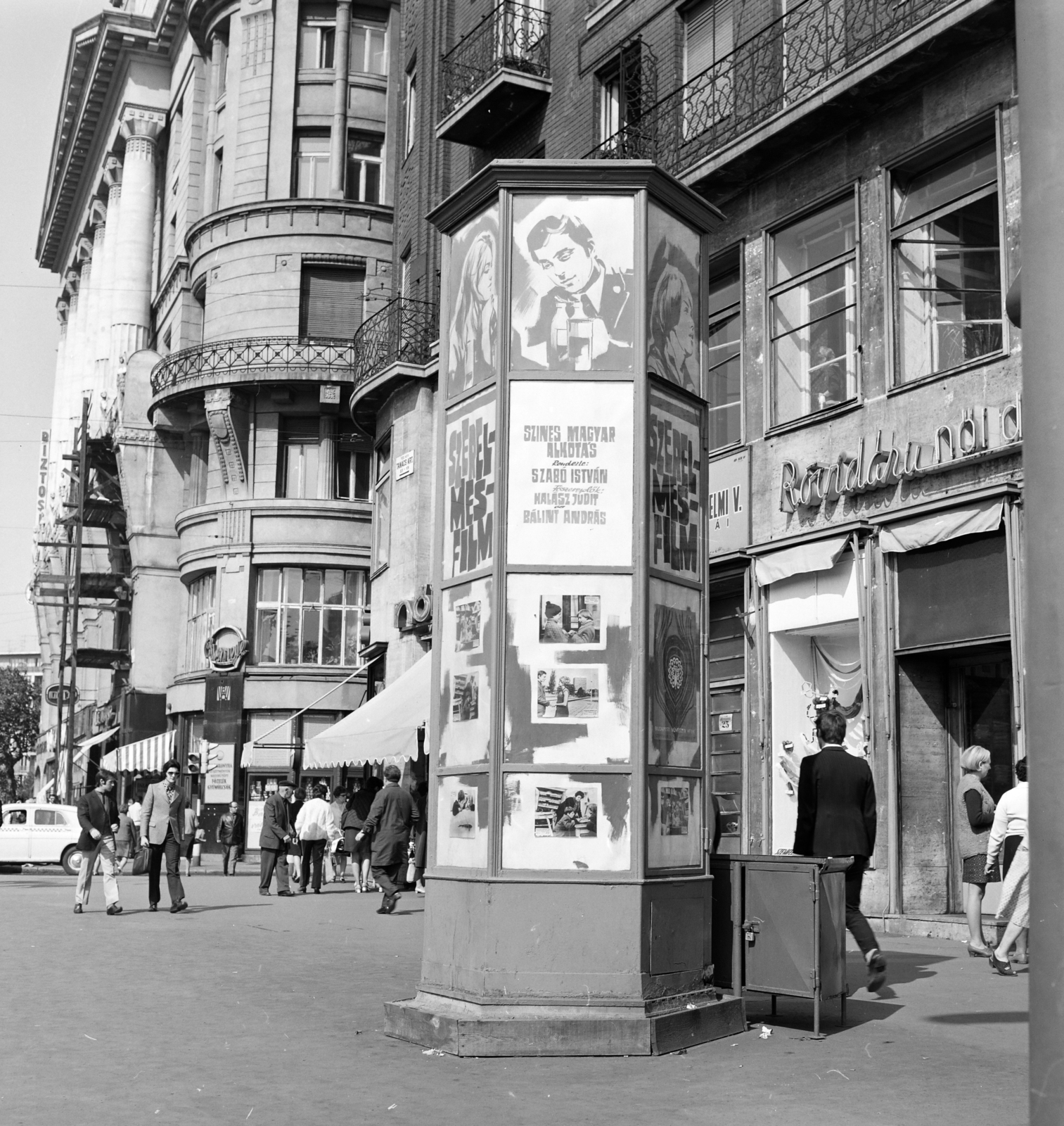 Hungary, Budapest VII., Károly (Tanács) körút a Király (Majakovszkij) utca felé nézve. Előtérben a Fővárosi Moziüzemi Vállalat (FŐMO) által forgalmazott film hirdetése., 1970, FŐFOTÓ, Budapest, Fortepan #214692