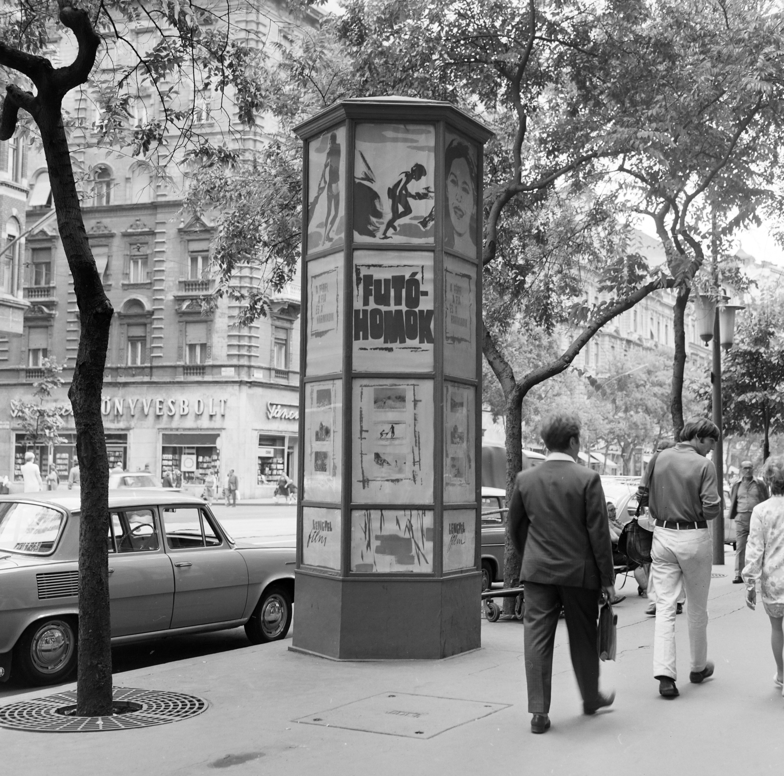 Hungary, Budapest VII., Erzsébet (Lenin) körút a Barcsay utca torkolata felé nézve, a 24-es számú ház előtt a Fővárosi Moziüzemi Vállalat (FŐMO) által forgalmazott film hirdetése., 1970, FŐFOTÓ, Budapest, Fortepan #214696