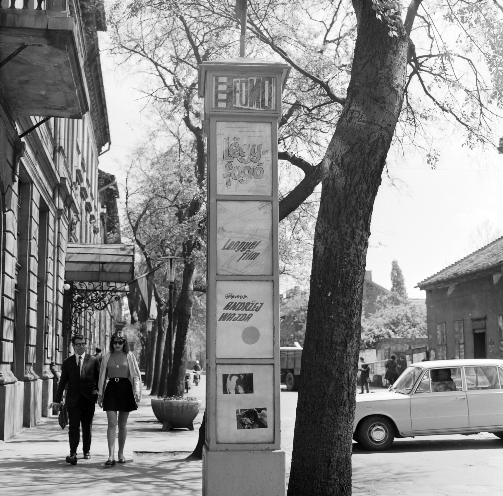 Hungary, Budapest X., Füzér utca az egykori kaszinó épülete előtt. A Fővárosi Moziüzemi Vállalat (FŐMO) által forgalmazott filmek hirdetőoszlopa, a Kőrösi Csoma sétány (Kőrösi Csoma Sándor út) közelében., 1970, FŐFOTÓ, Budapest, Fortepan #214697