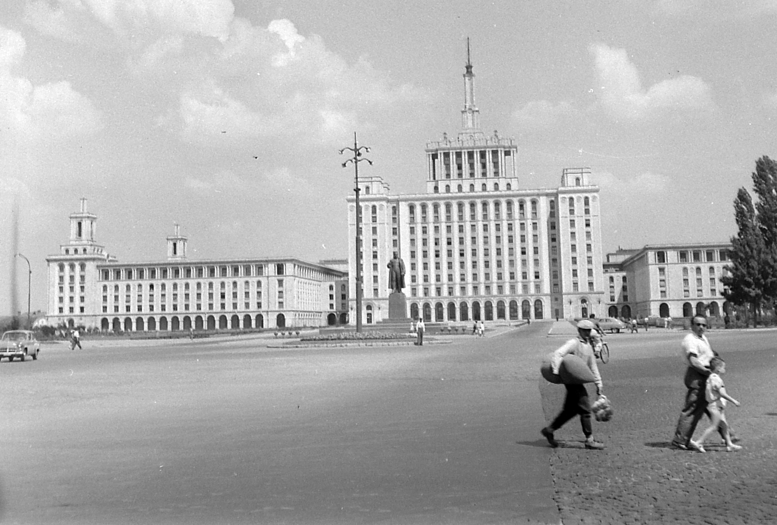 Romania, Bucharest, Piața Presei Libere, a Szabad Sajtó háza, a volt Scînteia-ház., 1961, Gyöngyi, sculpture, Lenin-portrayal, lamp post, socialist realism, Fortepan #2147