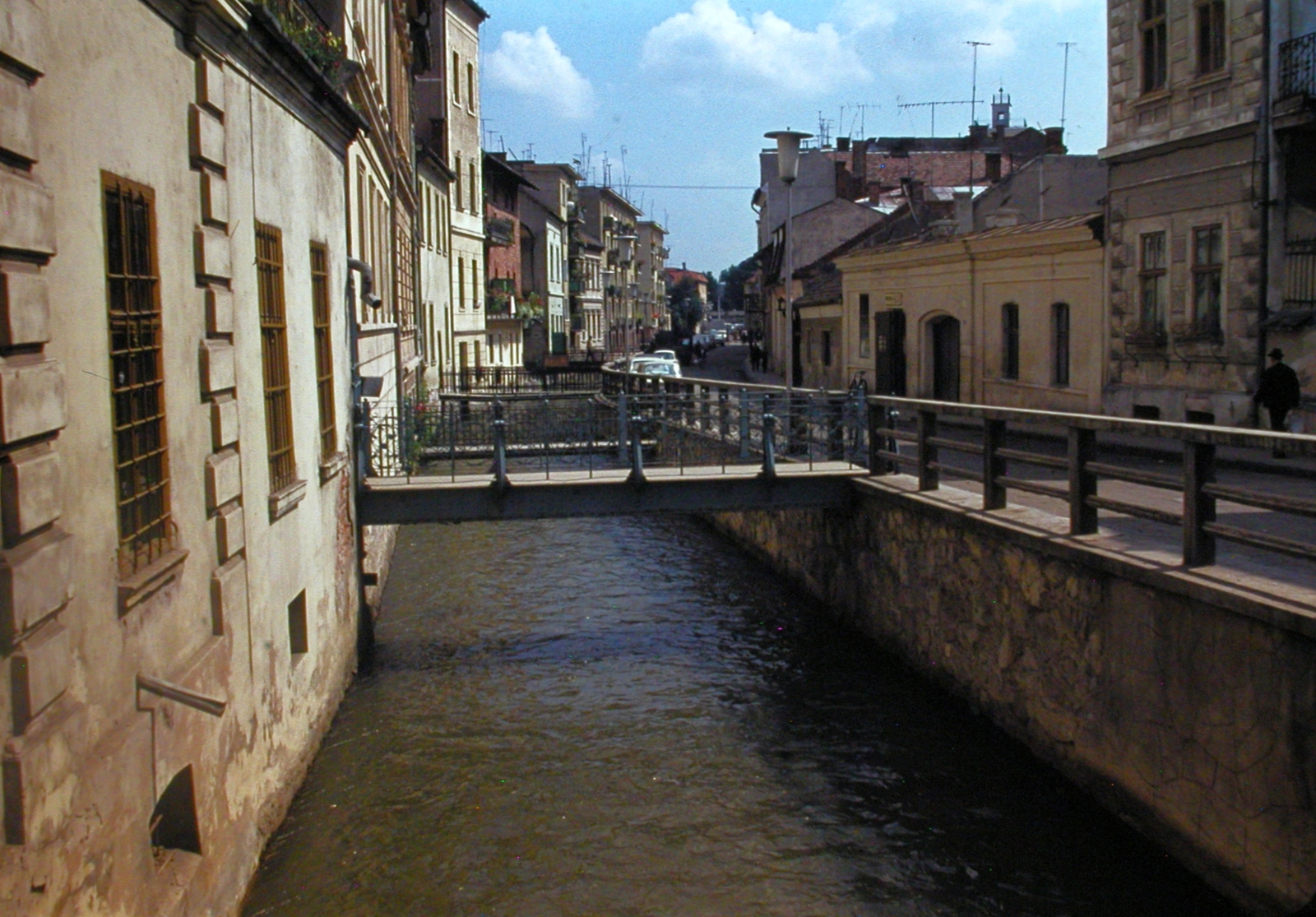 Románia,Erdély, Kolozsvár, a Malomárok a Wesselényi Miklós utca (Strada Regele Ferdinand, ekkor Strada Dózsa György) felől., 1975, Fortepan, színes, híd, utcakép, Fortepan #21470