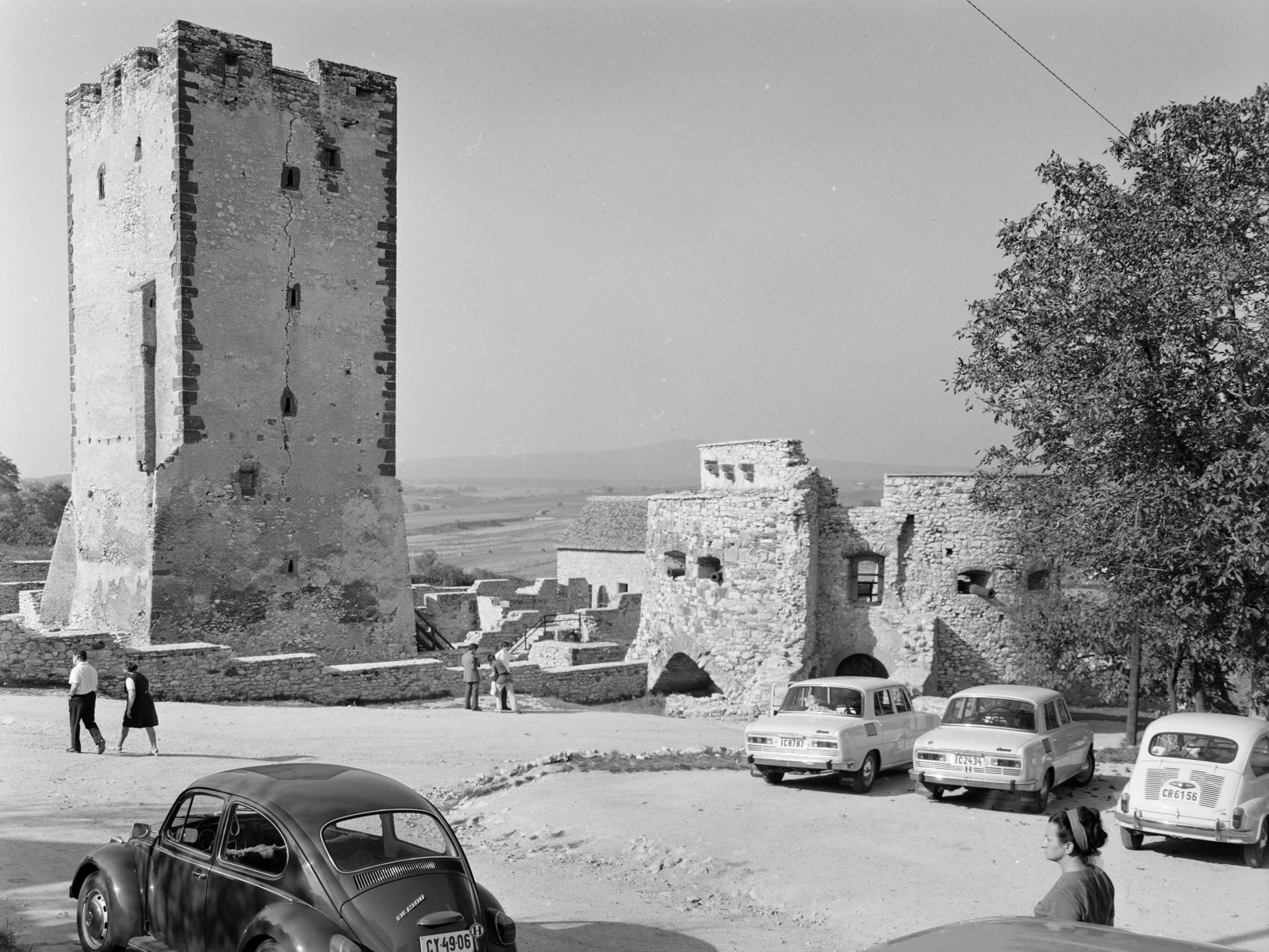 Magyarország, Nagyvázsony, Kinizsi vár., 1970, FŐFOTÓ, rendszám, Fortepan #214700