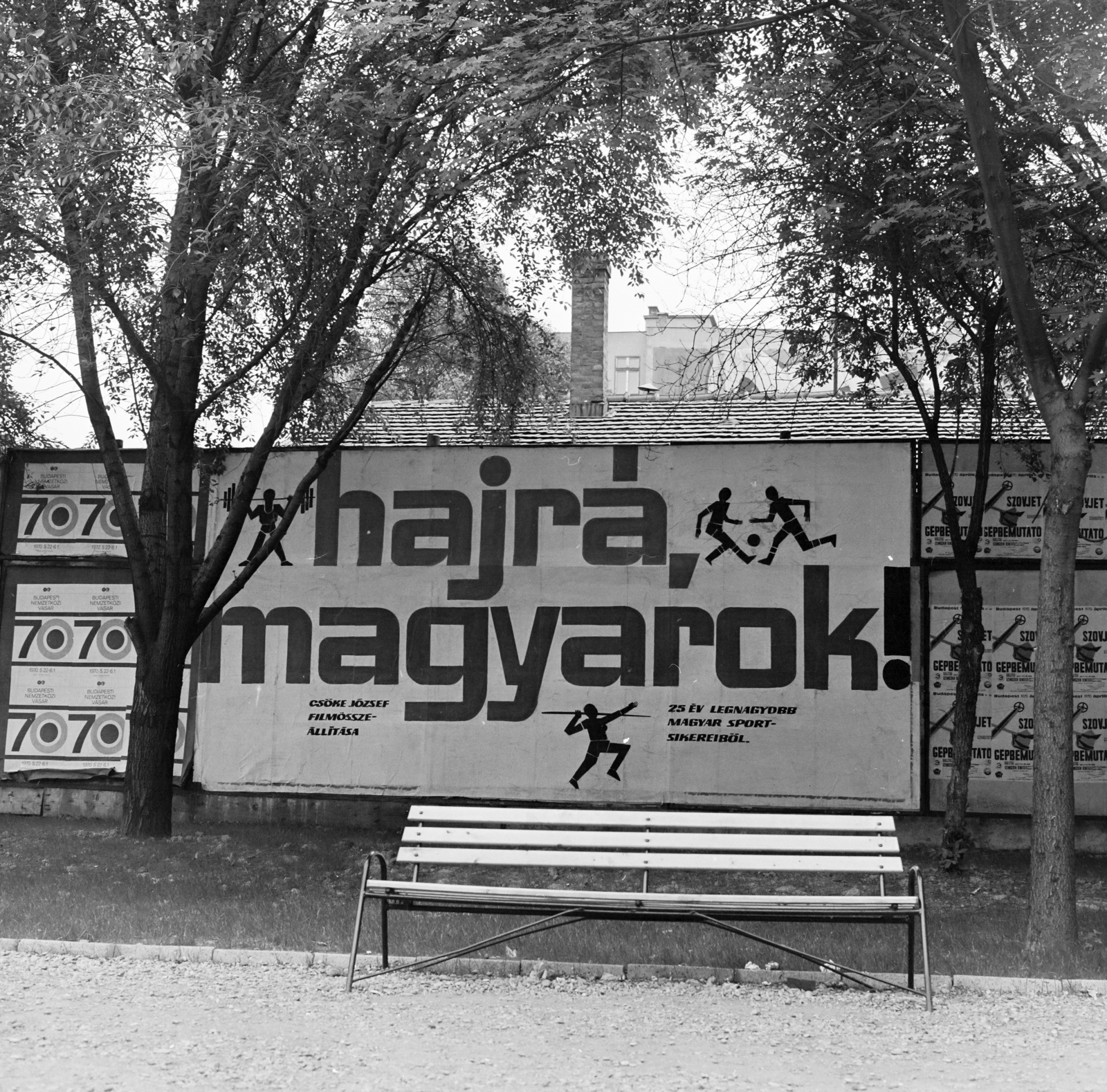 Hungary, Budapest VIII., a Múzeum körút az Astoria kereszteződés közelében, a palánk mögött a metróépítés területe. A Fővárosi Moziüzemi Vállalat (FŐMO) által forgalmazott film plakátja., 1970, FŐFOTÓ, Budapest, Fortepan #214701
