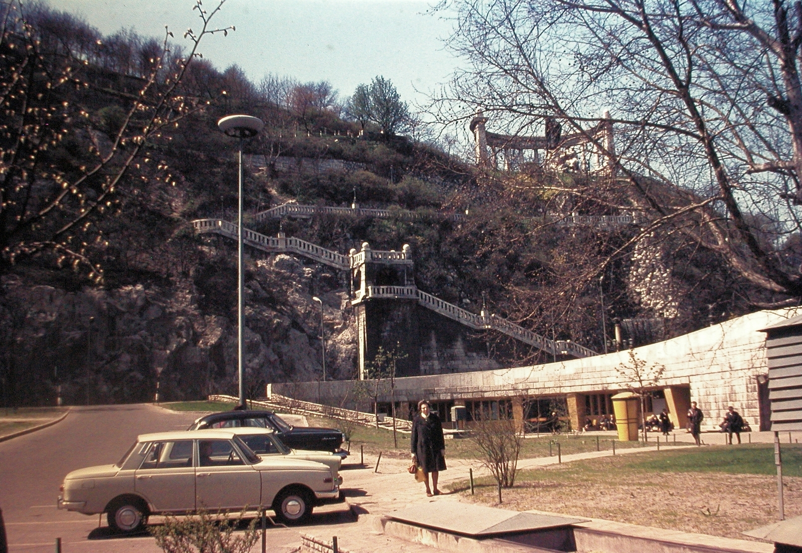 Magyarország, Budapest I., Erzsébet híd budai hídfő, szemben a Szent Gellért szobor és lépcső., 1974, Fortepan, színes, német gyártmány, Trabant-márka, szovjet gyártmány, GAZ-márka, ősz, Wartburg-márka, telefonfülke, Wartburg 353, Budapest, UFO-lámpa, Fortepan #21473