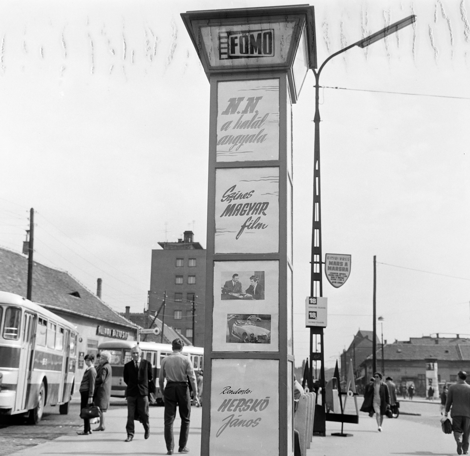 Magyarország, Óbuda, Budapest III., Szentendrei út a Flórián tér felé nézve. Előtérben a Fővárosi Moziüzemi Vállalat (FŐMO) által forgalmazott filmek hirdetőoszlopa a Miklós utcai autóbusz-végállomáson., 1970, FŐFOTÓ, Budapest, Fortepan #214741