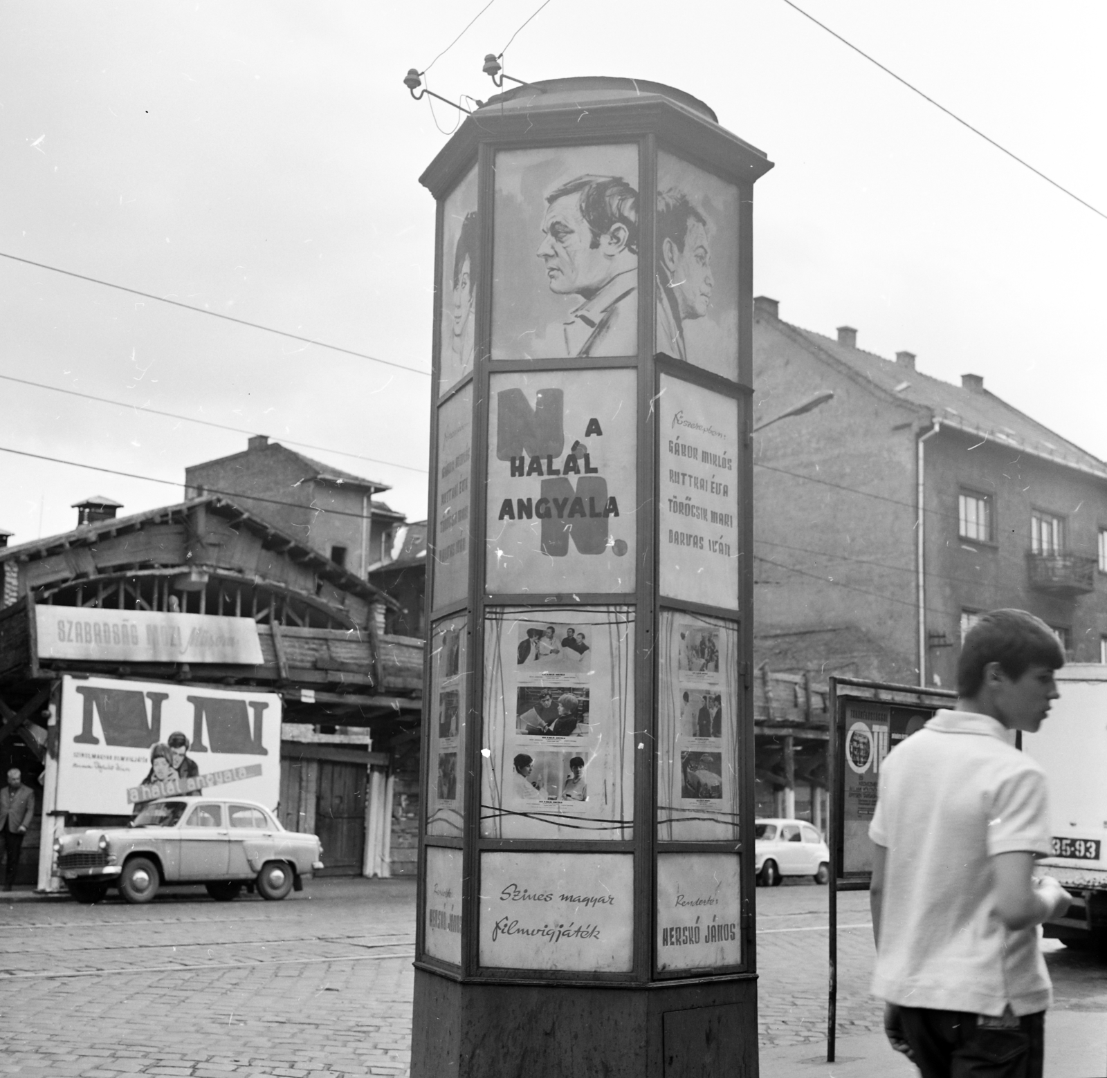 Magyarország, Budapest IV., Árpád út, a Fővárosi Moziüzemi Vállalat (FÖMO) által forgalmazott film hirdetése. A túloldalon balra az Alkotmány mozi., 1970, FŐFOTÓ, Budapest, Fortepan #214743
