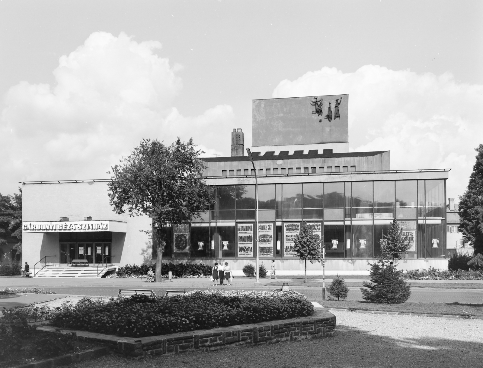 Magyarország, Eger, Hatvani kapu (Lenin) tér 4. Gárdonyi Géza Színház. Fent a zsinórpadlás homlokzatán Kiss Kovács Gyula rézdomborítása (1963)., 1970, FŐFOTÓ, színház, Fortepan #214750